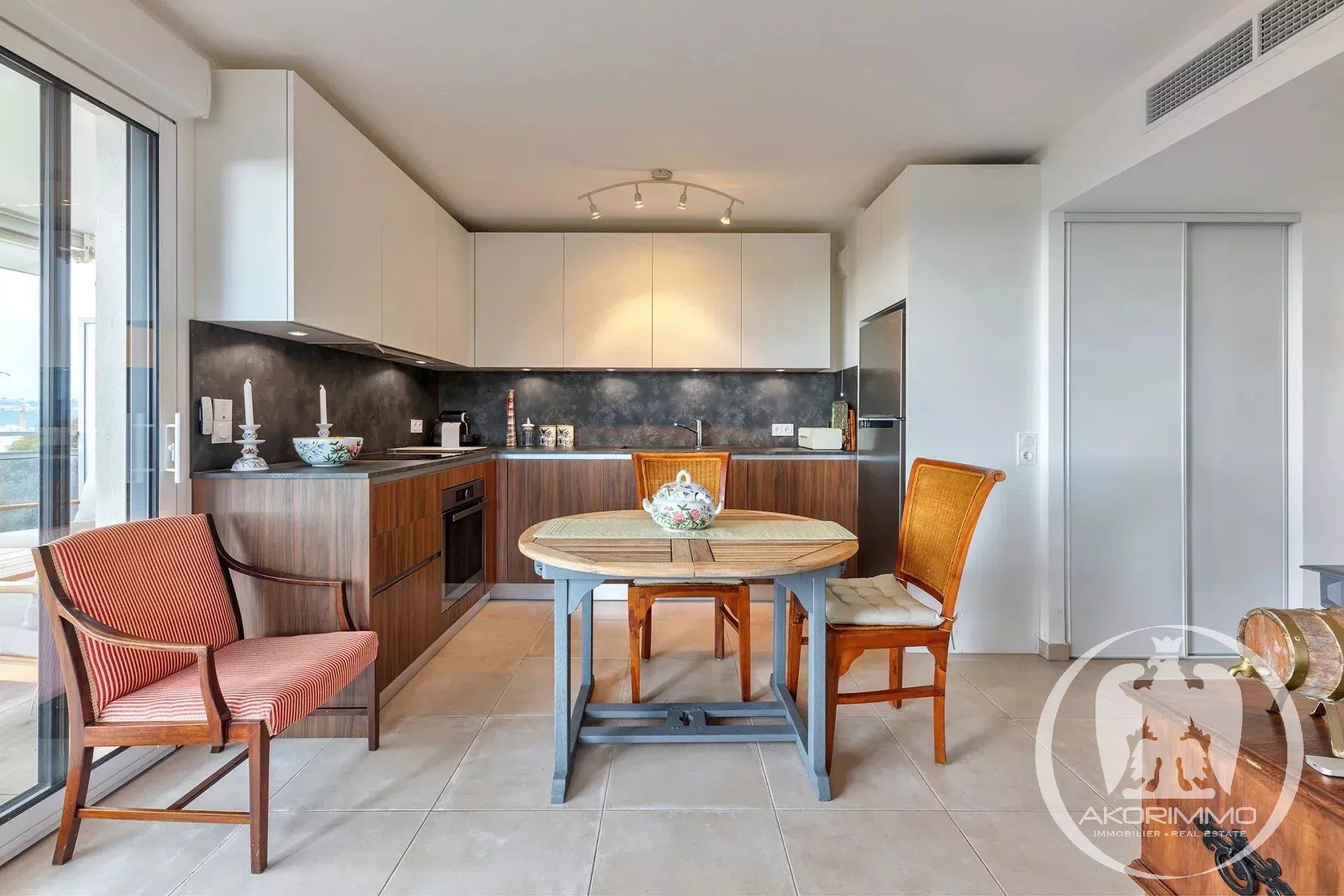NICE - WEST: Bright 2-Bedroom Apartment on a High Floor with Two