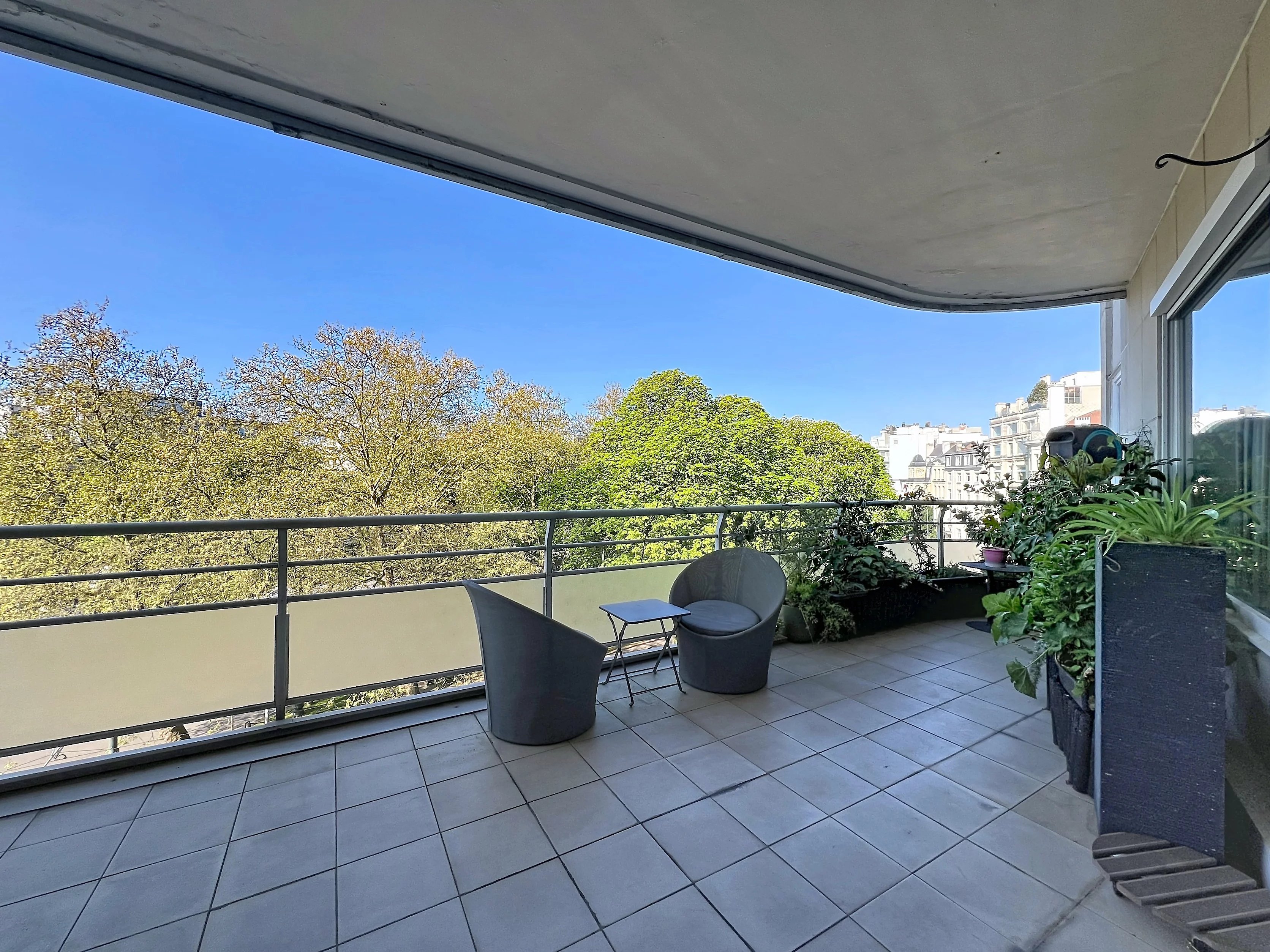 Mooi appartement met terrassen en parking