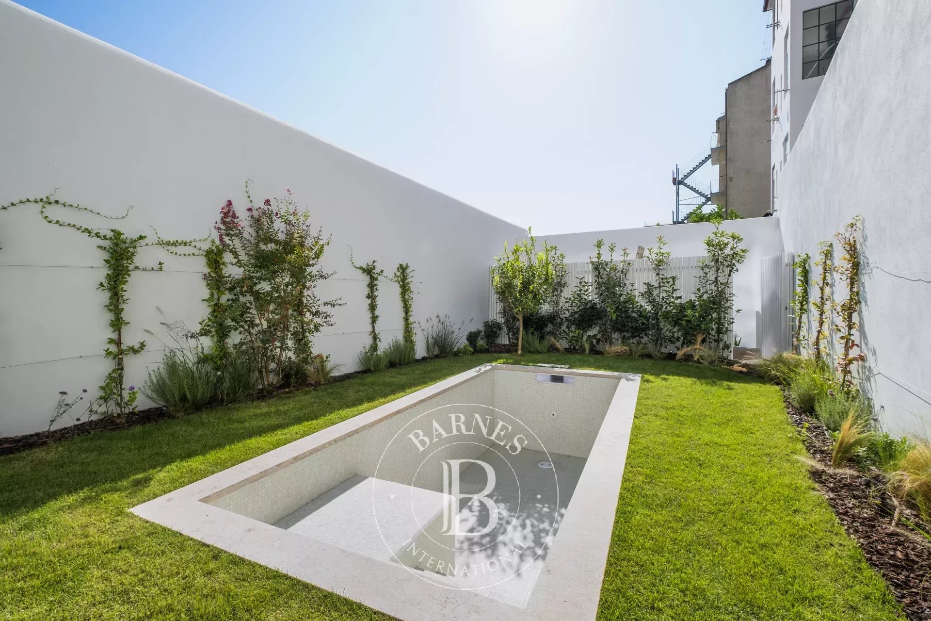 Jardim e piscina privativos