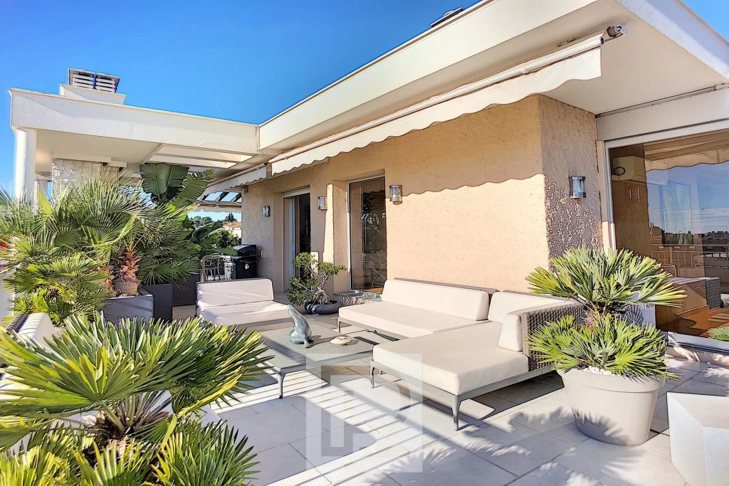 Apartment for sale in Cannes — On the outskirts of Cannes - Villa/Toit offering comfort and space