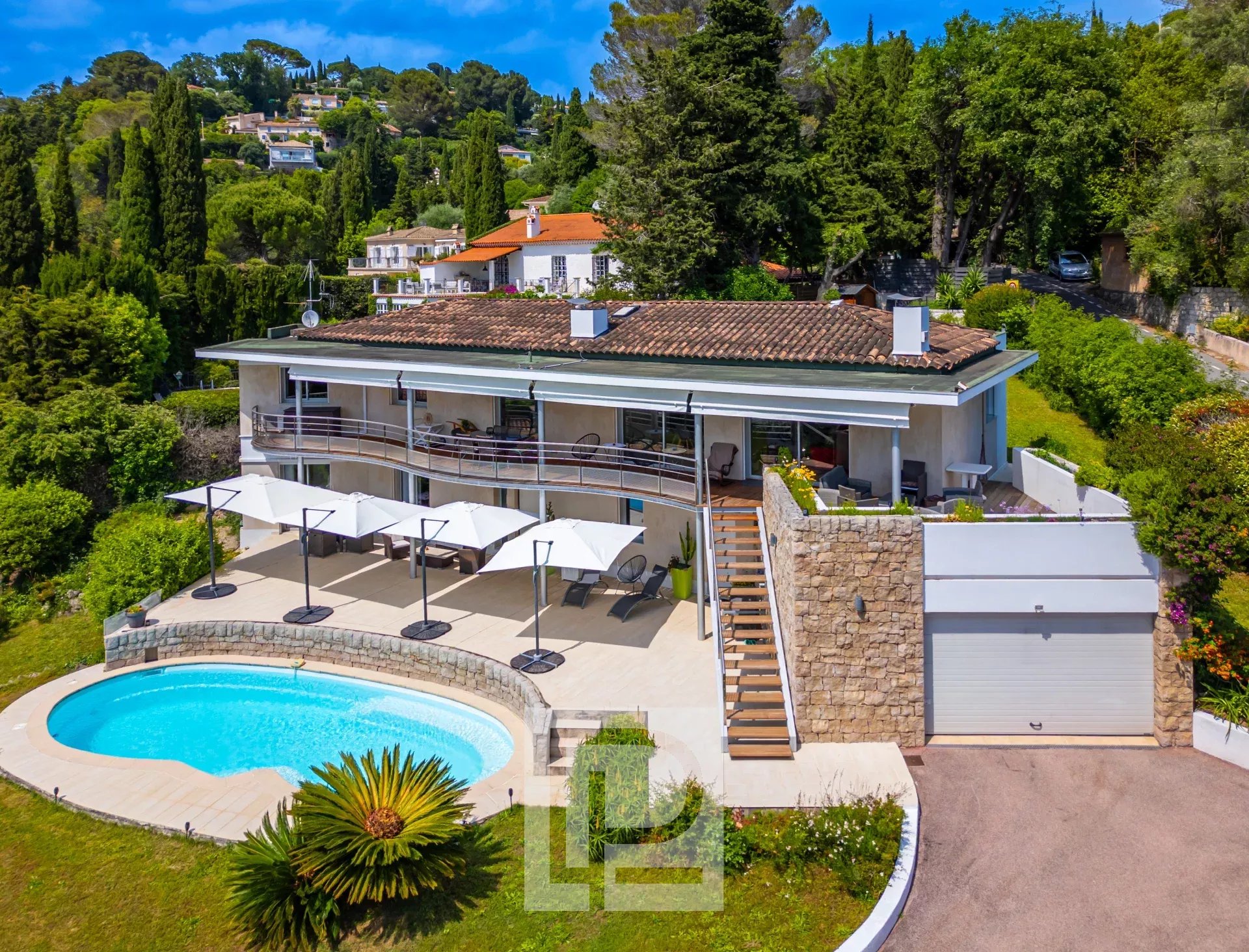 MOUGINS - Contemporary house with commanding view