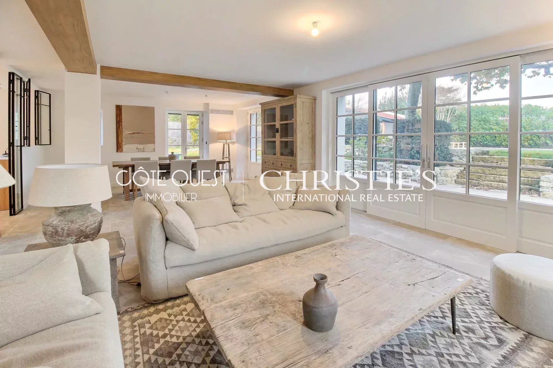 6 Bedroom Villa/Townhouse's Image 3