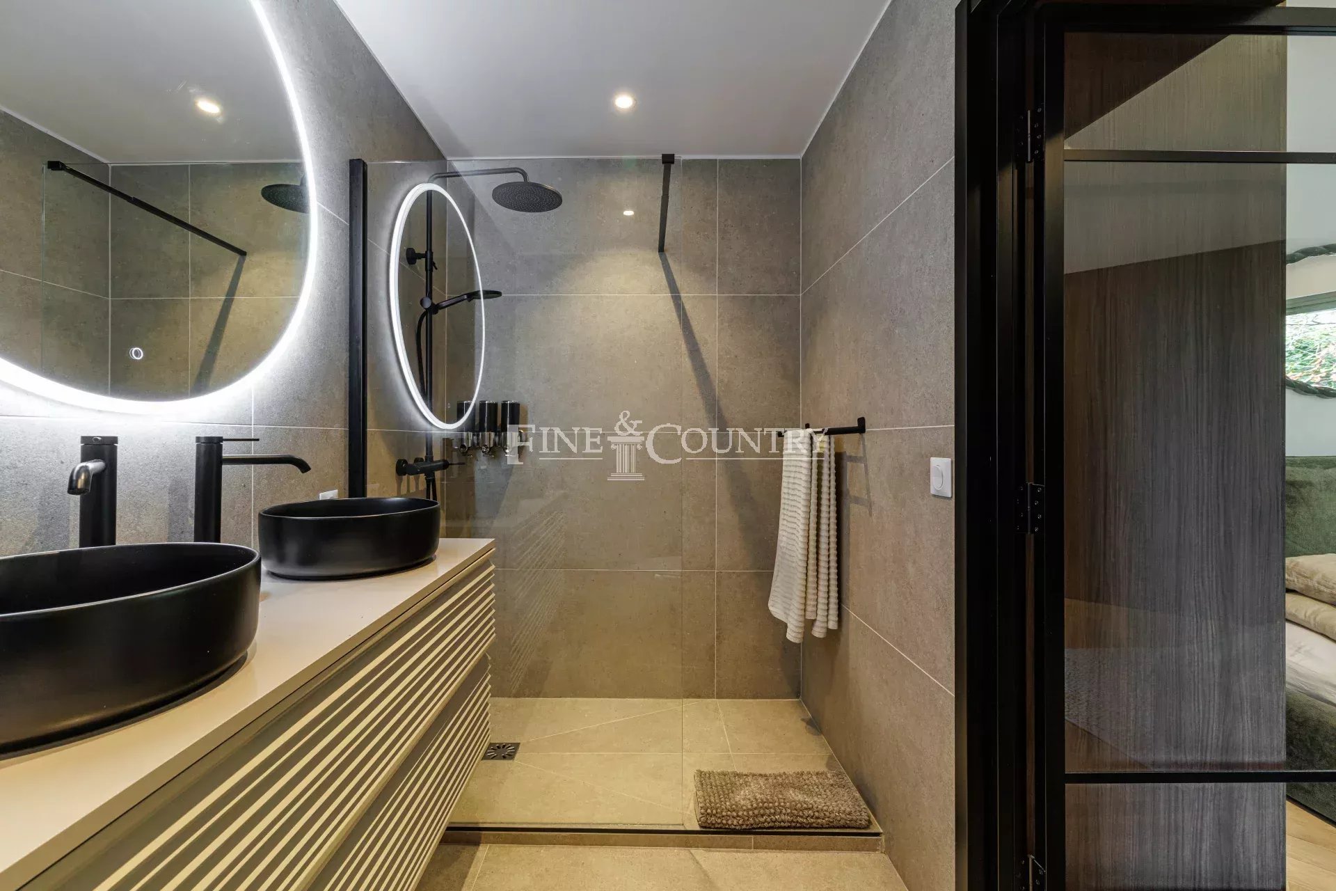 Photo of For Sale – 2-Bedroom Apartment – Cannes Montrose