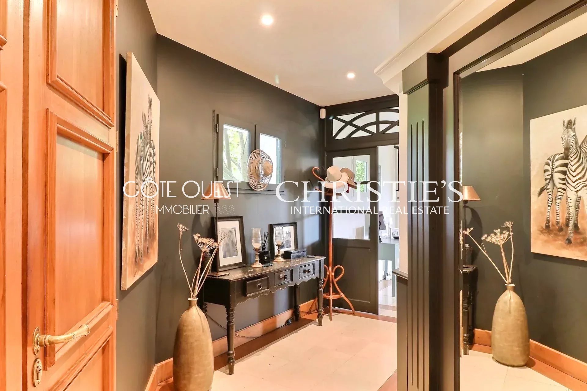 6 Bedroom Villa/Townhouse's Image 8
