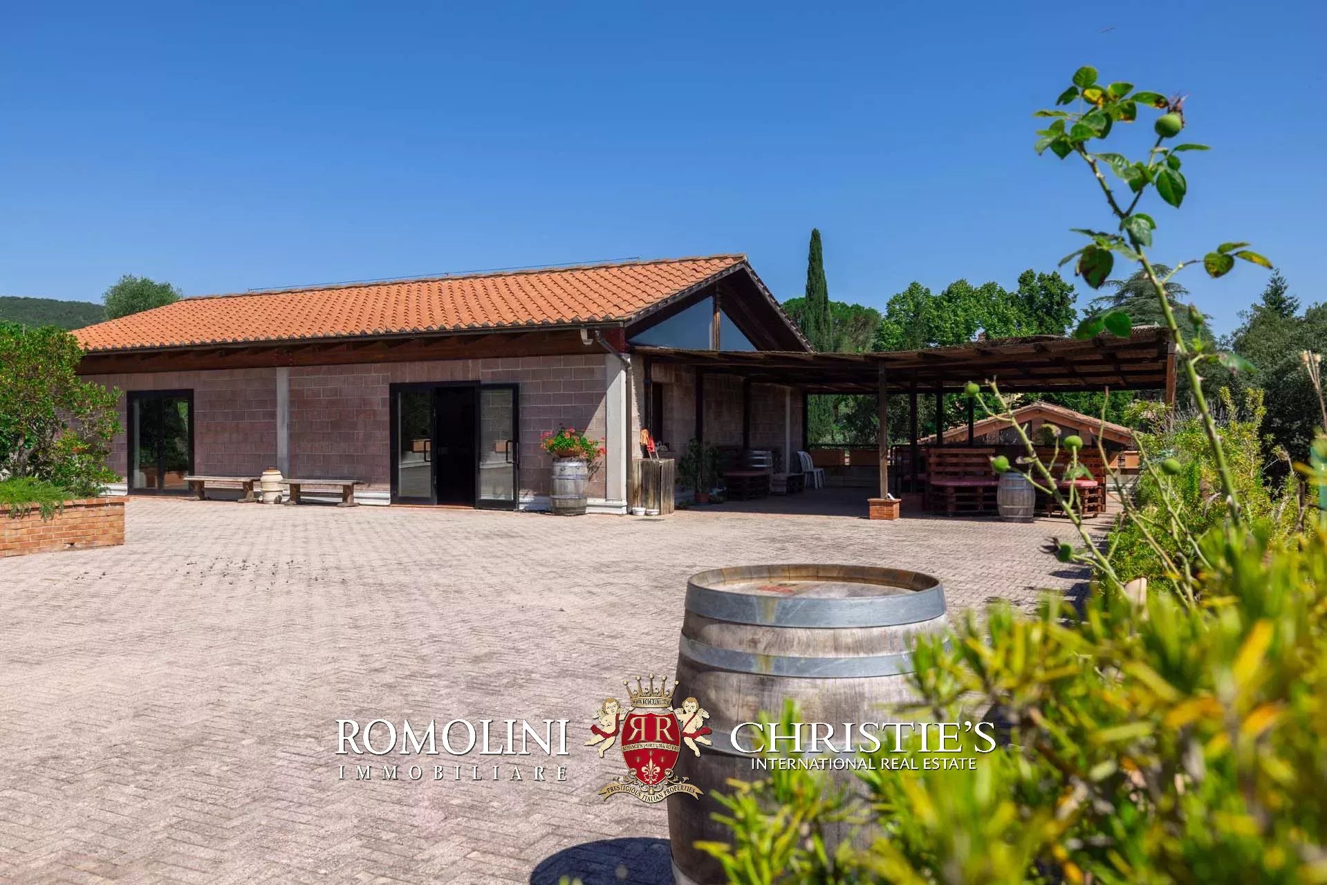 33 Bedroom Vineyard's Image 25