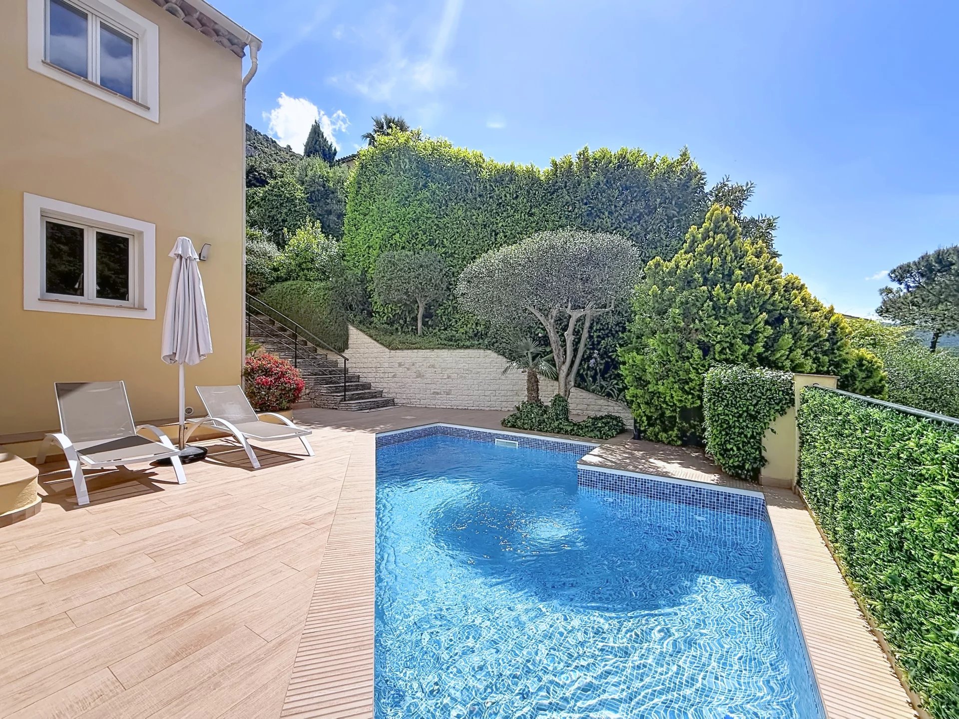 Maison 5 pièces avec piscine et garage à Tourrette-Levens
