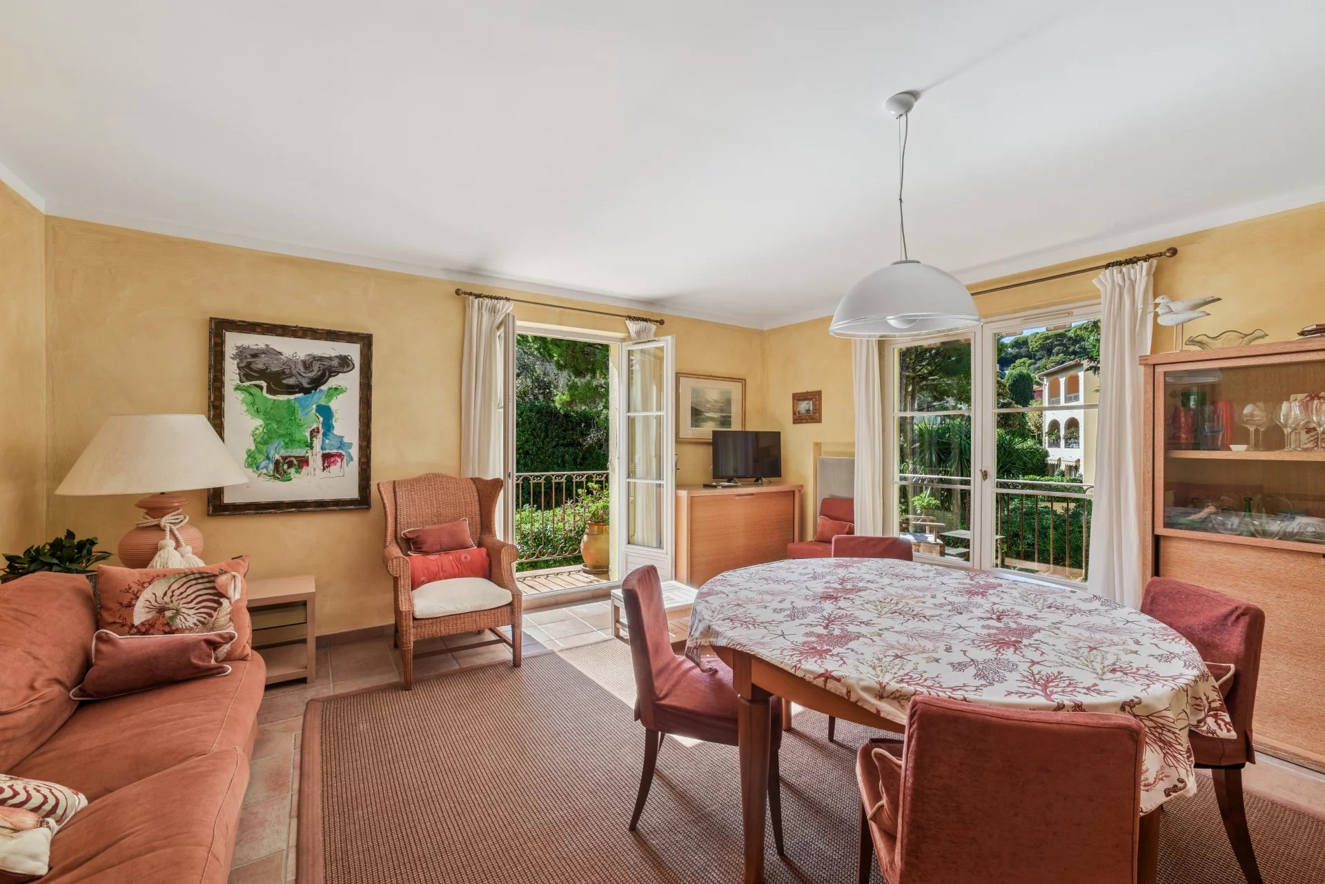 Central 3-bedroom apartment with three balconies