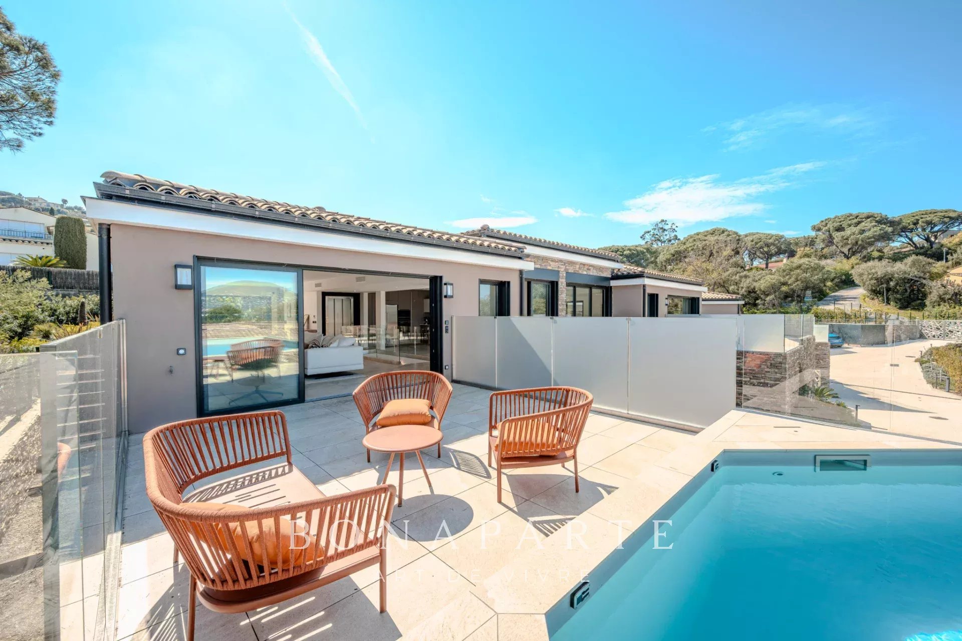 GASSIN - SAINT-TROPEZ Exclusivité : Magnifique villa-appartement en duplex avec très belle vue mer