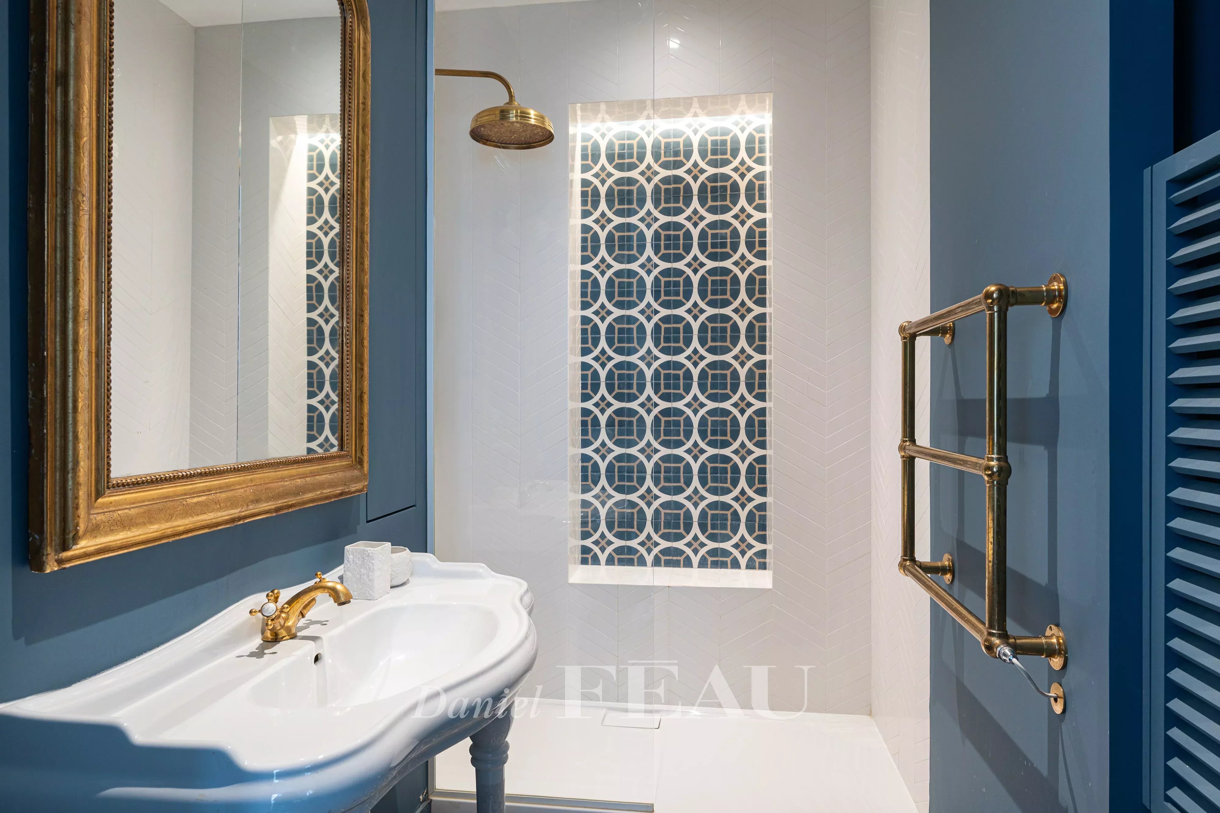 SALLE DE BAINS AVEC DOUCHE
