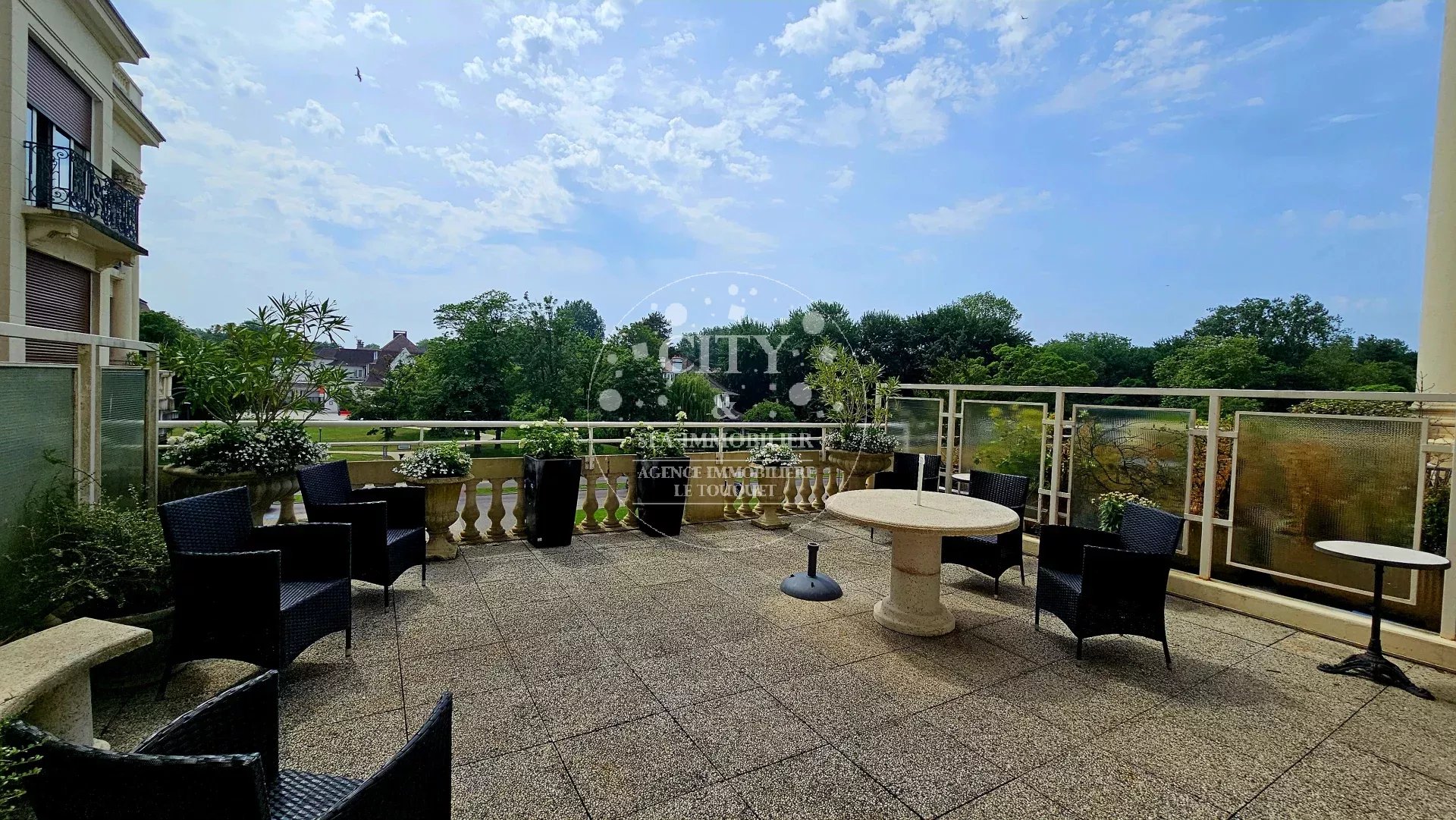 TRIANGLE D'OR - TRÈS BEAU STUDIO AVEC TERRASSE