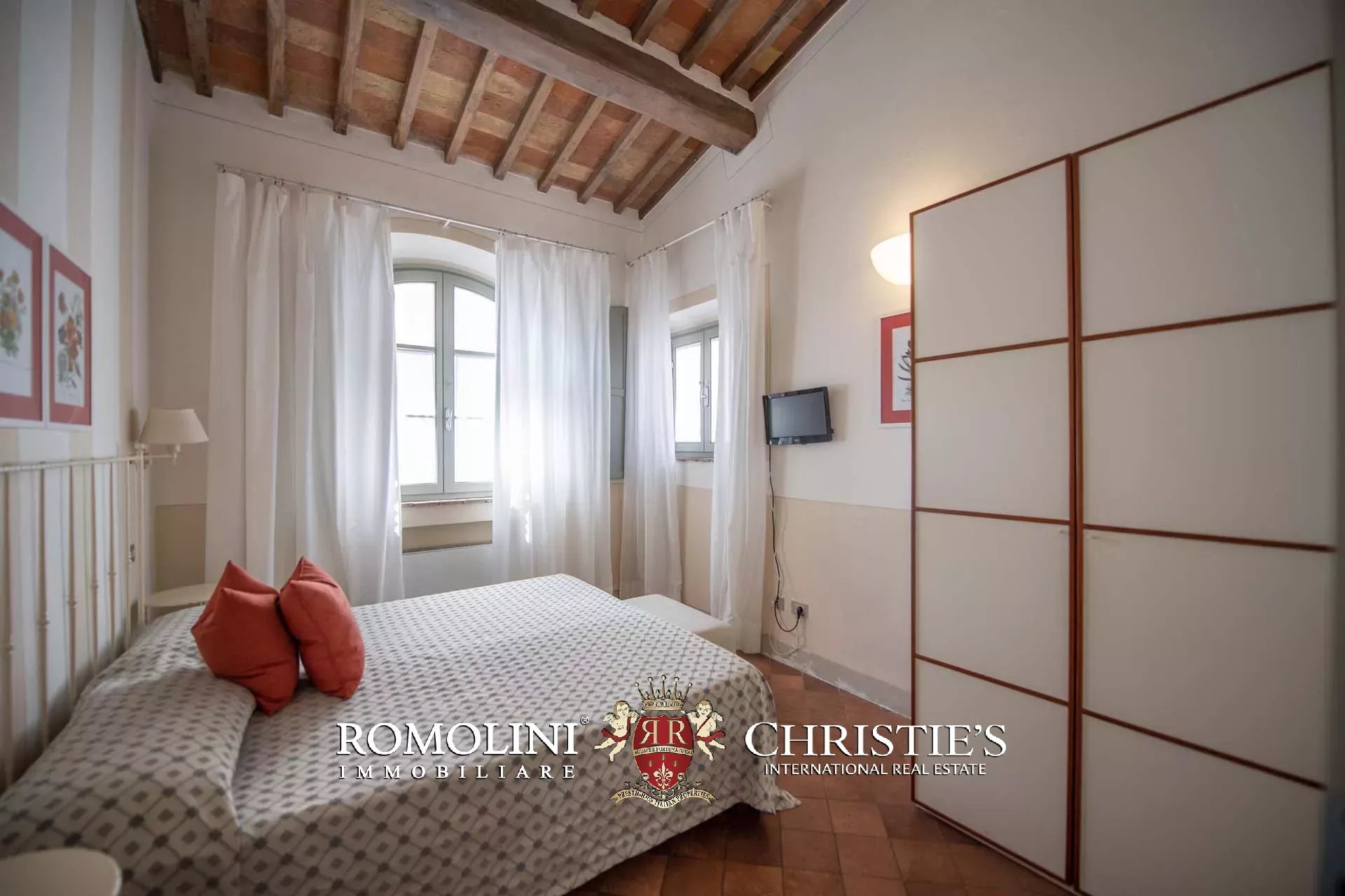 24-KEY BOUTIQUE HOTEL FOR SALE WITH VIEW OF SAN GIMIGNANO'S HISTORIC CENTER