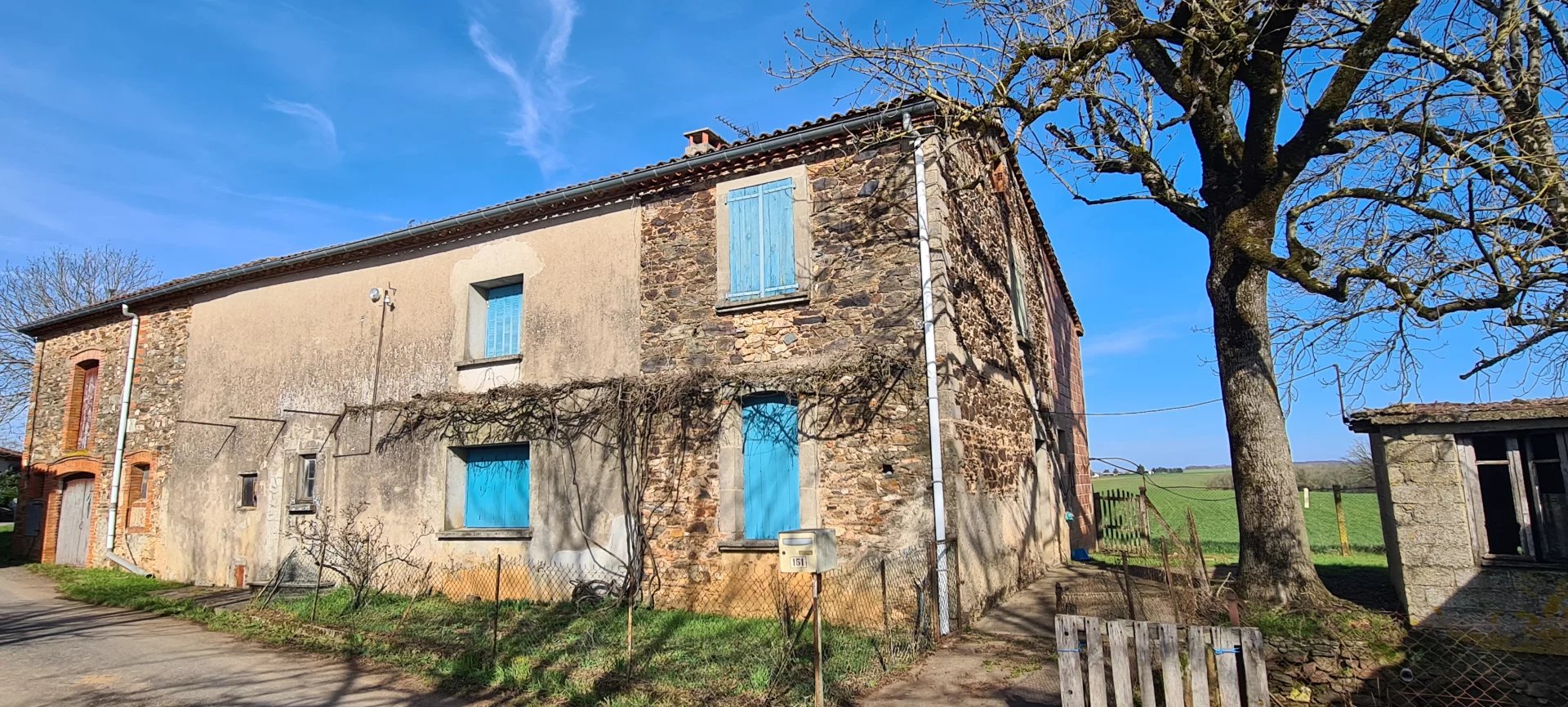 Ancien corps de ferme, dépendances et terrain