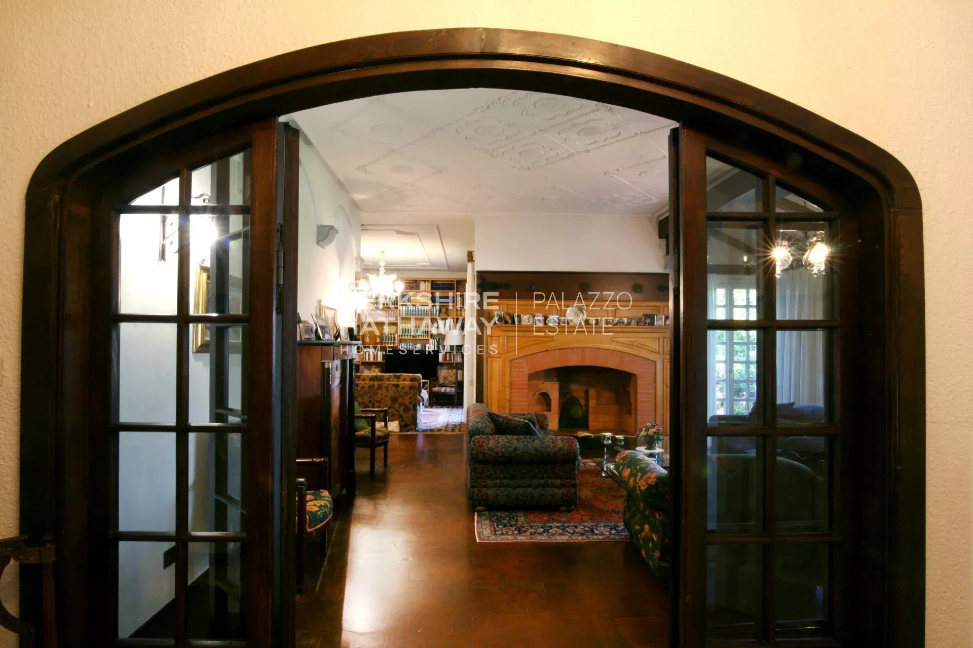 Magnificent detached villa with a large garden, minutes from the sea and Pietrasanta