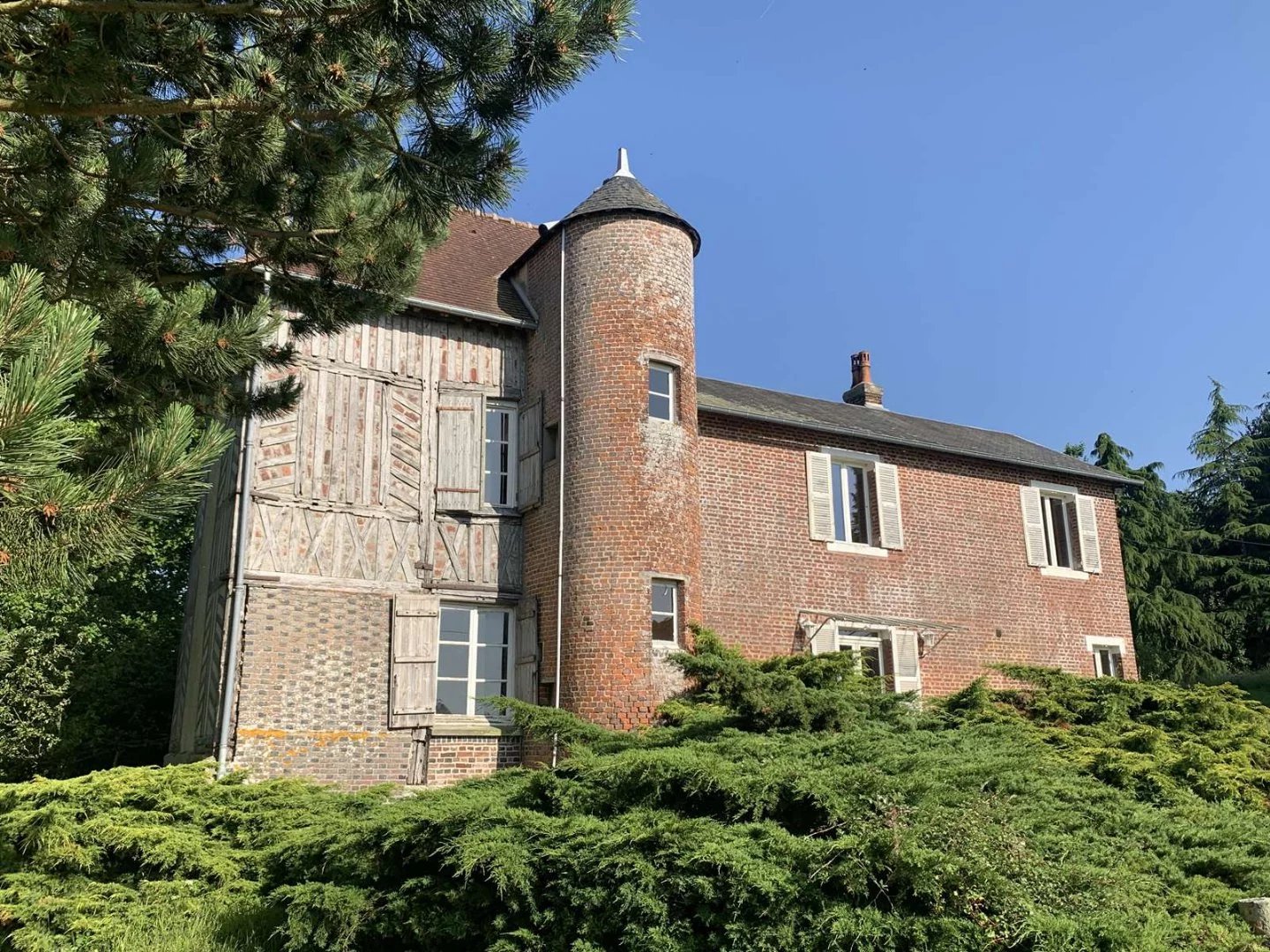 PAYS D'AUGE DU CALVADOS Au sud de LISIEUX : Corps de ferme normand avec 9 ha 50 a de terrain