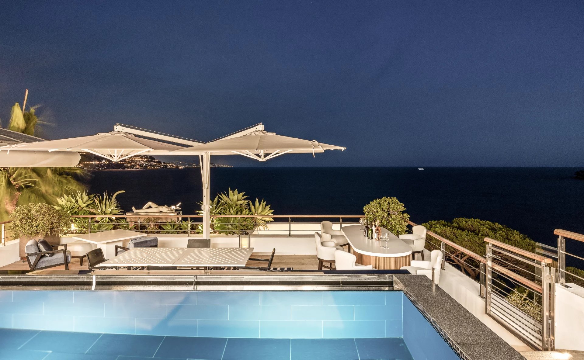 Contemporary 5-bedroom villa with panoramic view