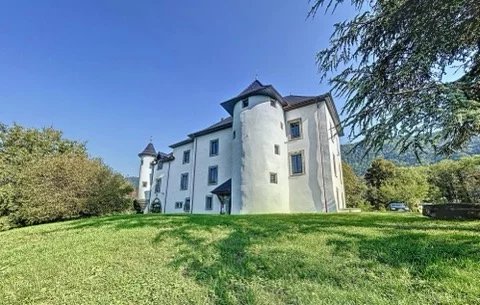  Appartement T3  dans château rénové