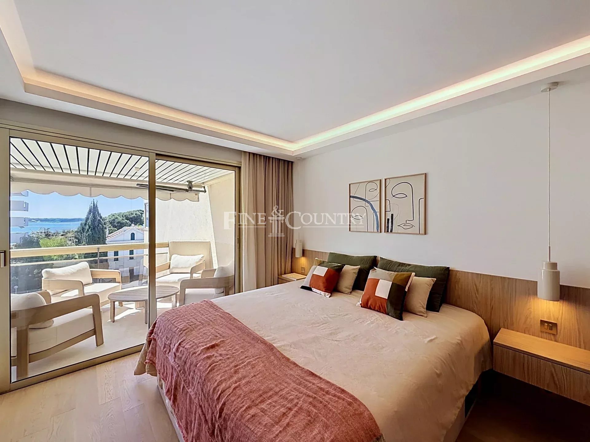 Photo of Apartment with Sea VIew and Pool For Sale in Palm Beach, Cannes