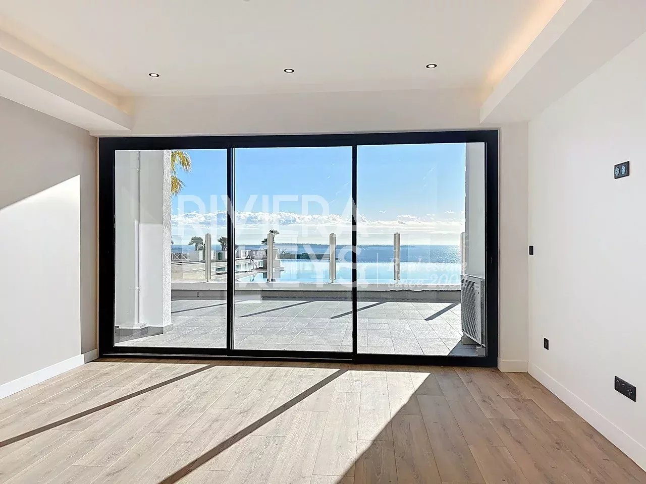 CANNES – Croix des Gardes : Appartement 4 pièces vue mer et terrasse de 46 m²