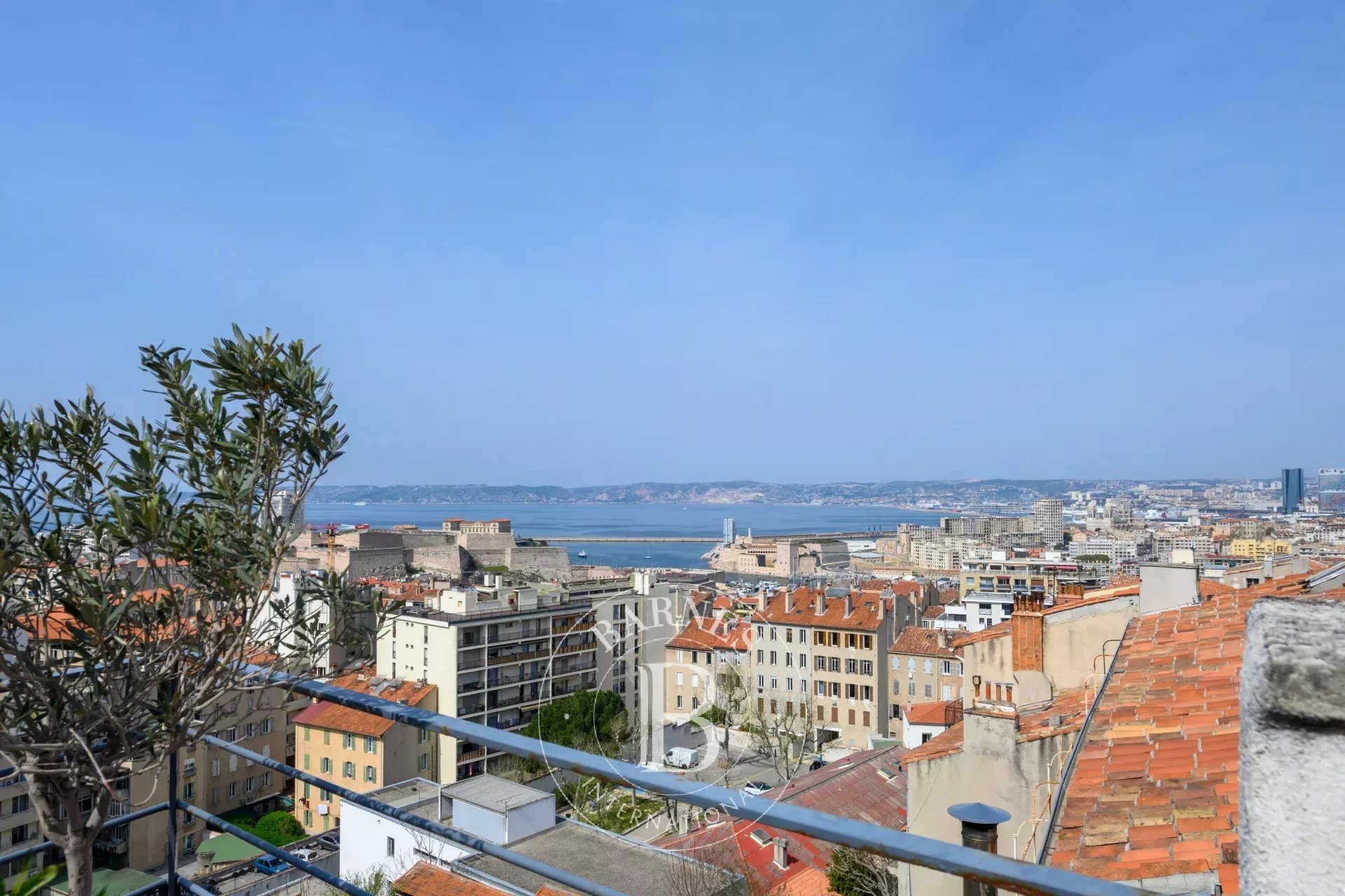 For sale - Marseille 7 - Saint-Victor - apartment with a rooftop terrace - breathtaking sea view