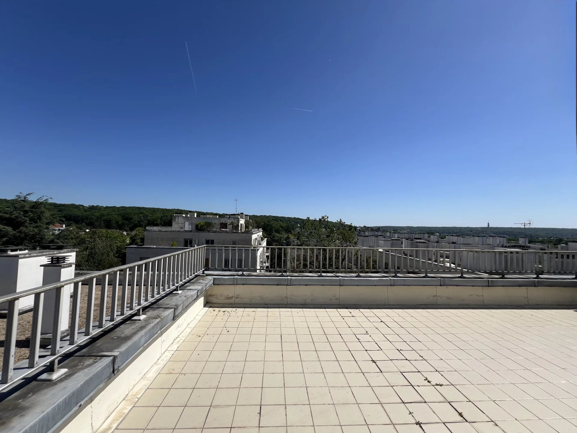 Grand Siècle - Dernier étage avec terrasses plein ciel, vue panoramique et triple exposition.