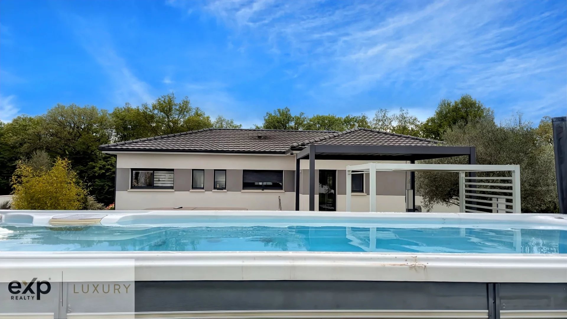 Tranquillité et espace – Propriété moderne avec terrain boisé