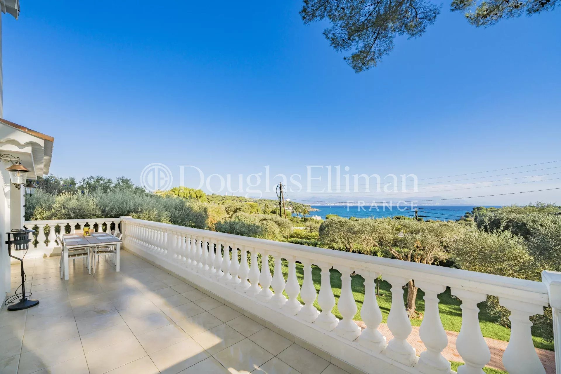 Cap d&rsquo;Antibes – Magnifique villa rénovée à deux pas des plages - Image nᵒ2