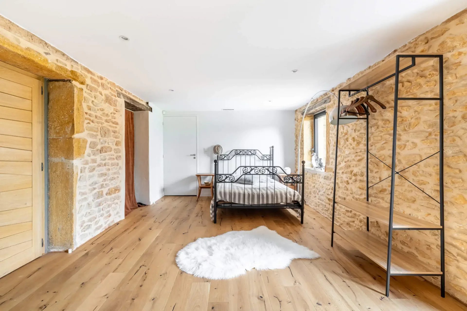 Maison d'environ 255 m² dans un hameau de Châtillon 69380