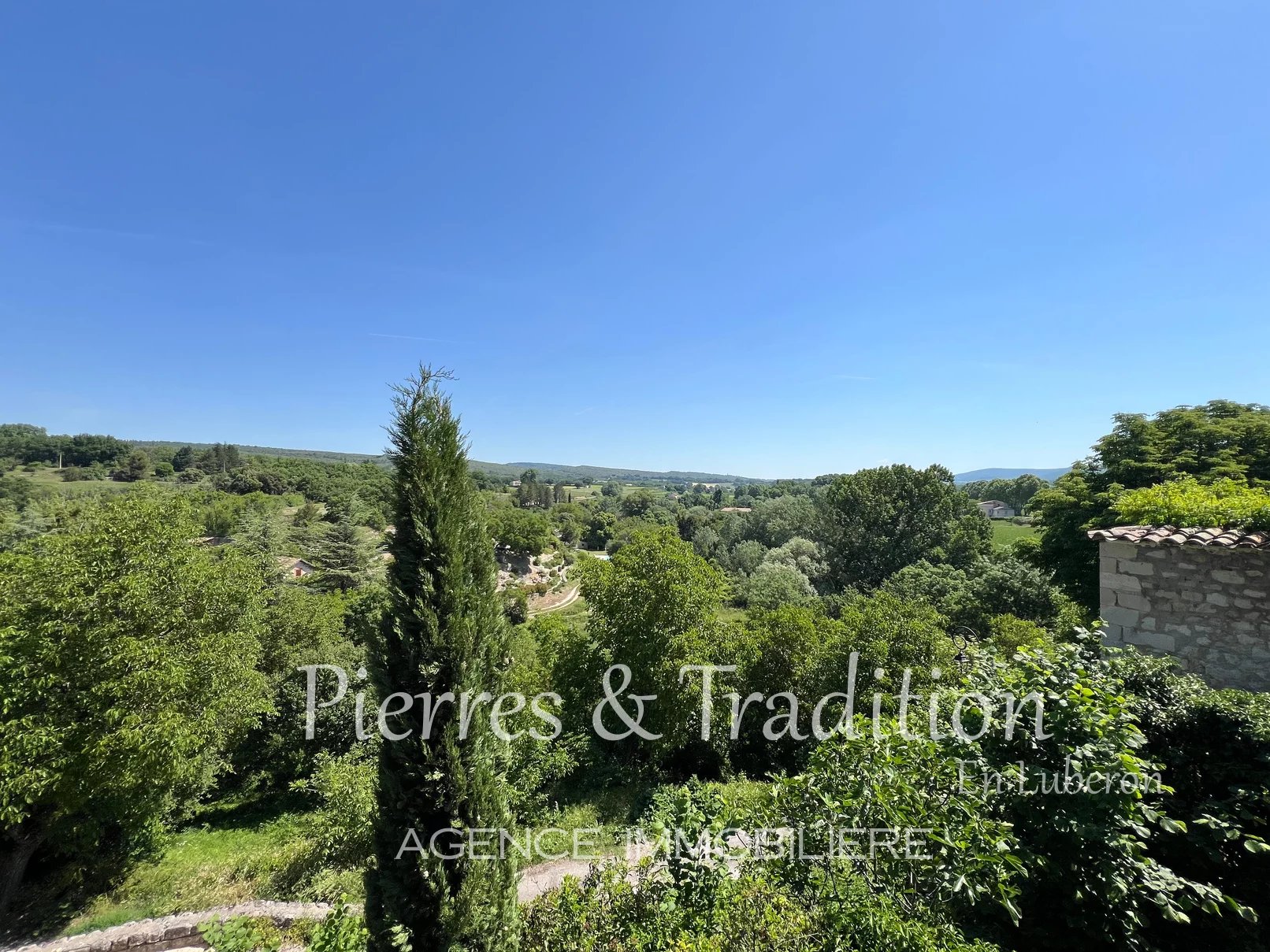 Céreste, maison de village en pierre avec terrasses et jardinet  proche commerces