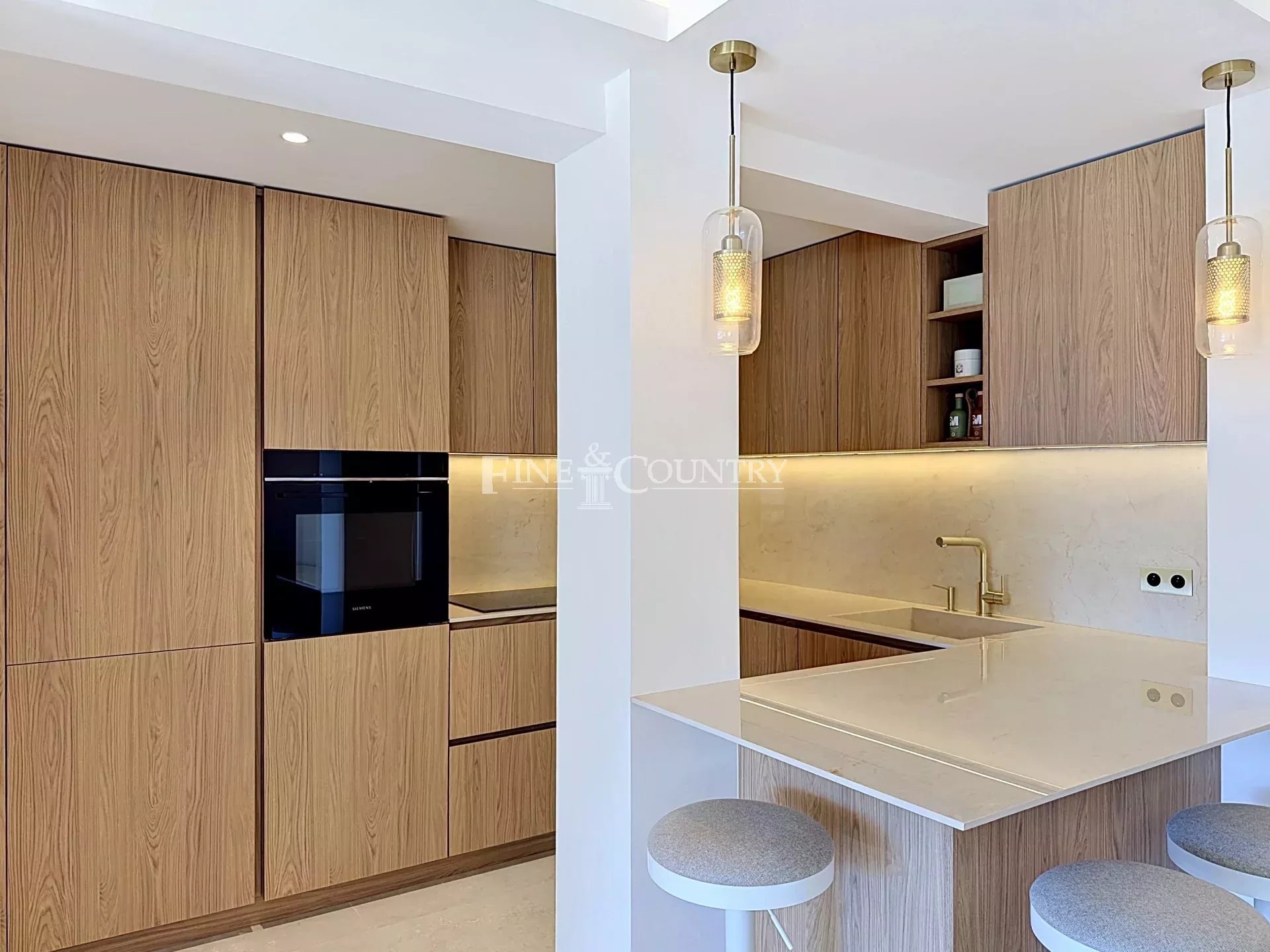 Photo of Apartment with Sea VIew and Pool For Sale in Palm Beach, Cannes