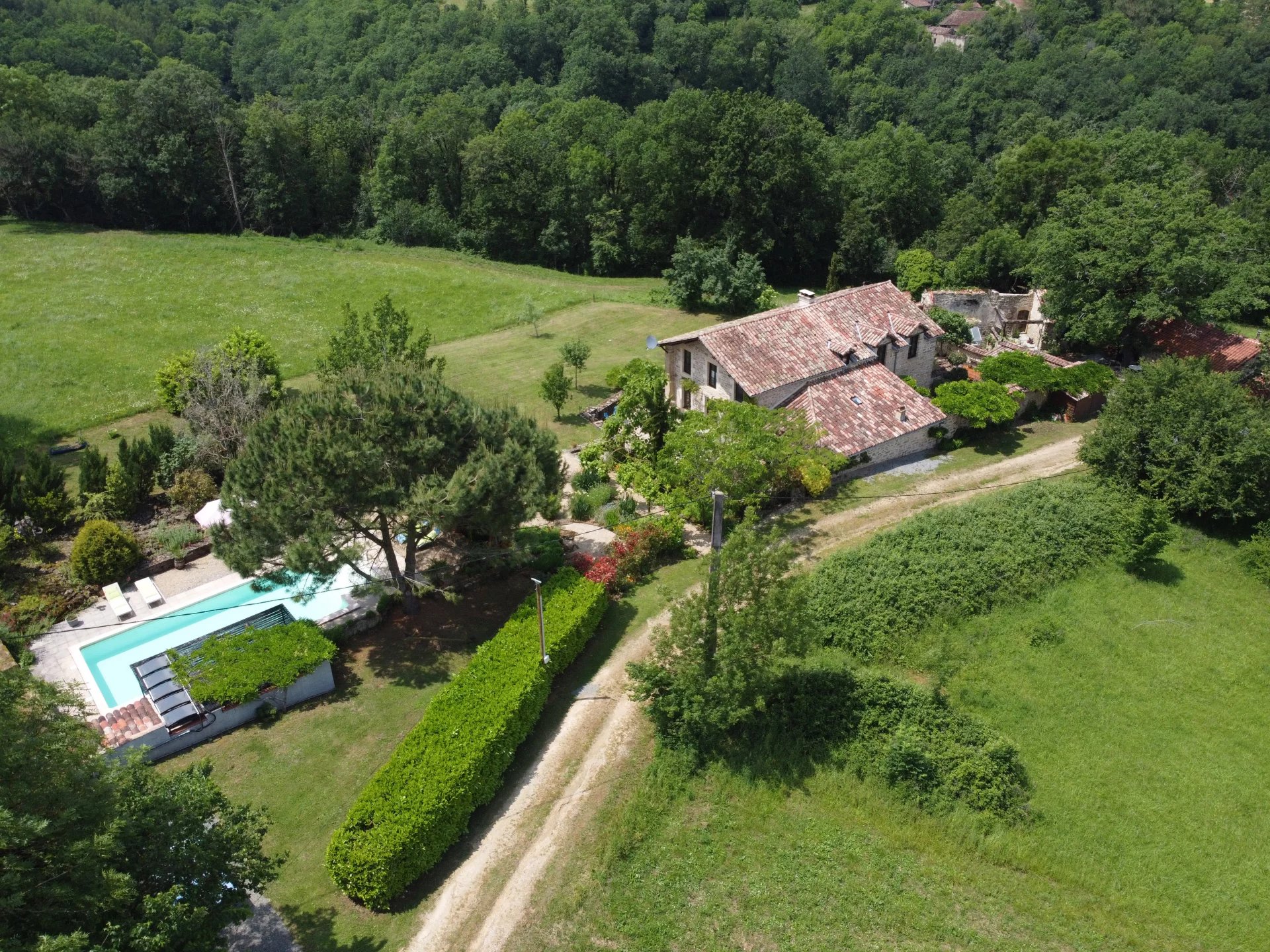 Magnificent property with swimming pool and independent guest house.