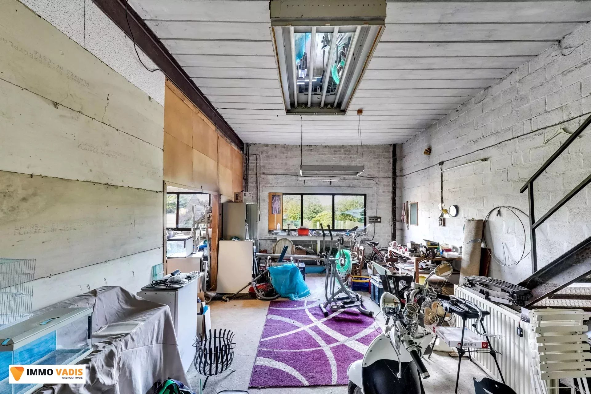 Te koop op lijfrente - Comfortabele villa met drie slaapkamers, twee garages en een magazijn.