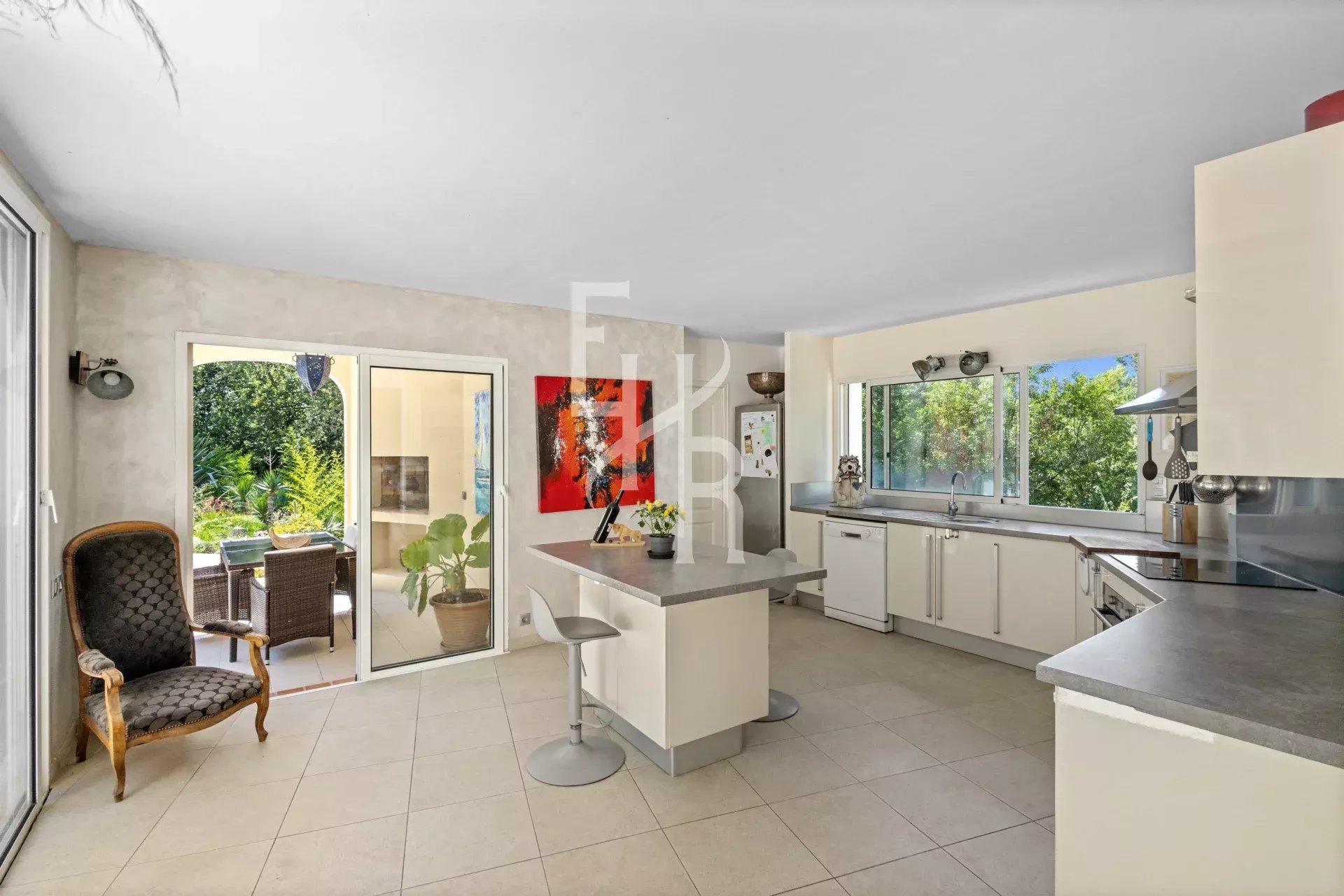 Propriété unique à Mougins — un havre de paix familial avec forêt, pool house et vie de village.