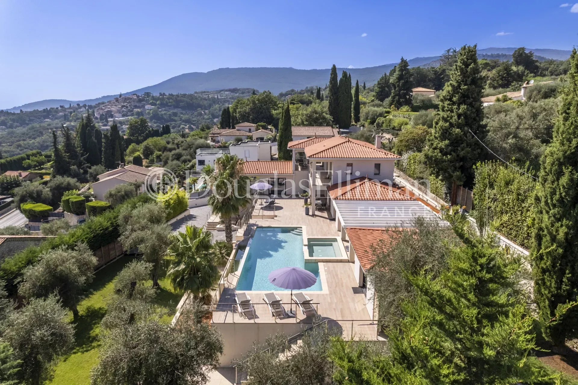 CHATEAUNEUF-DE-GRASSE : Une Propriété d&rsquo;exception avec vue mer imprenable - Image nᵒ2