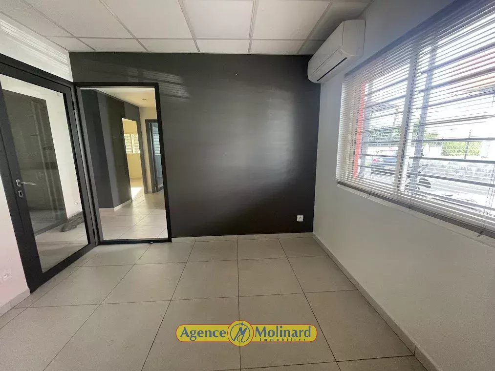 À louer : Local de bureau à JARRY en rez de chaussée 1 900€/mois