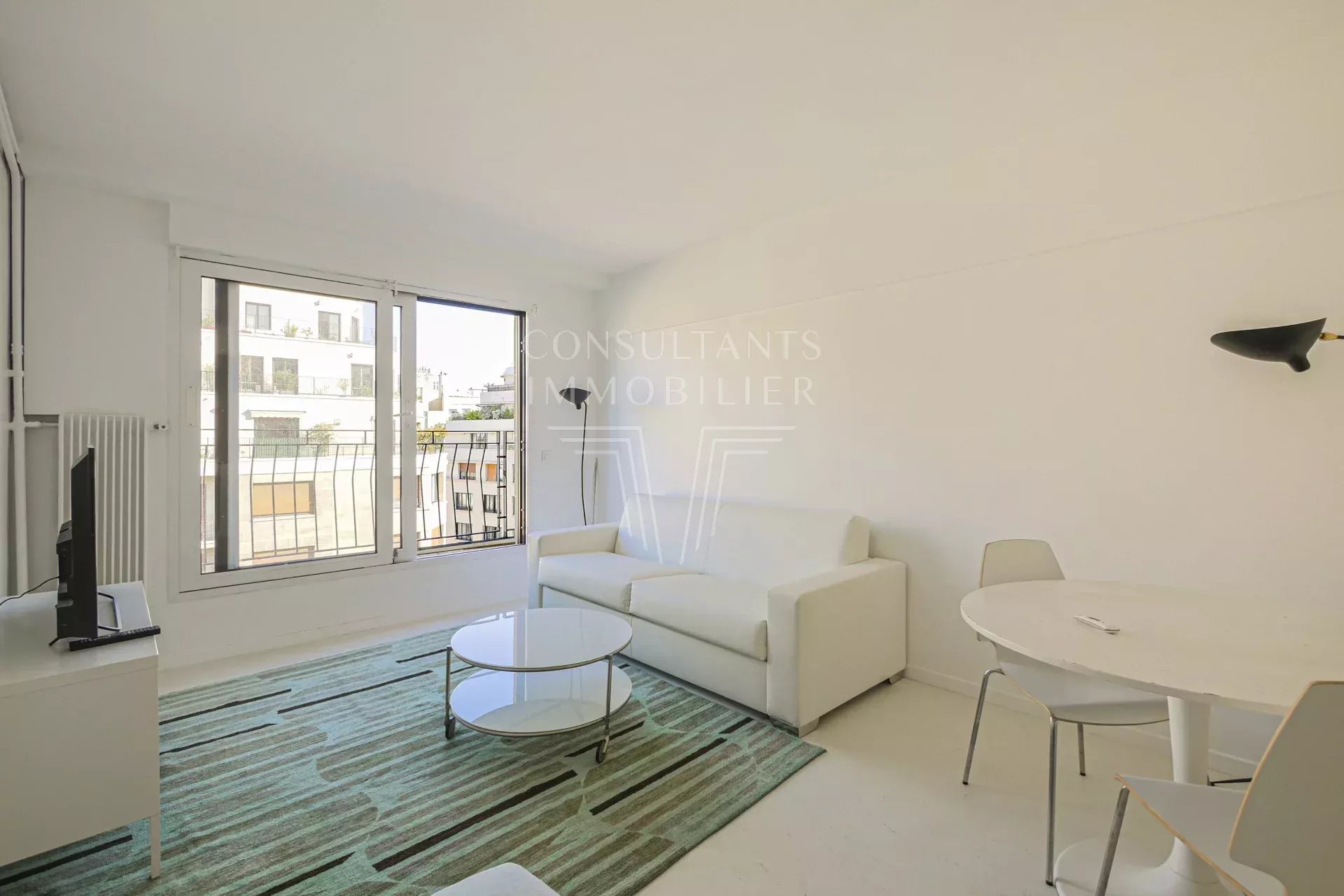 STUDIO AVEC BALCON VUE DEGAGEE PARFAIT ETAT