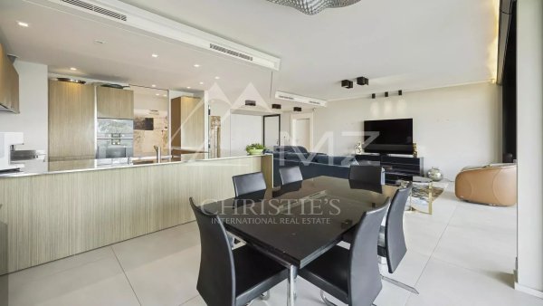 Contemporary Apartment in a Recent Residence in Californie — photo 5