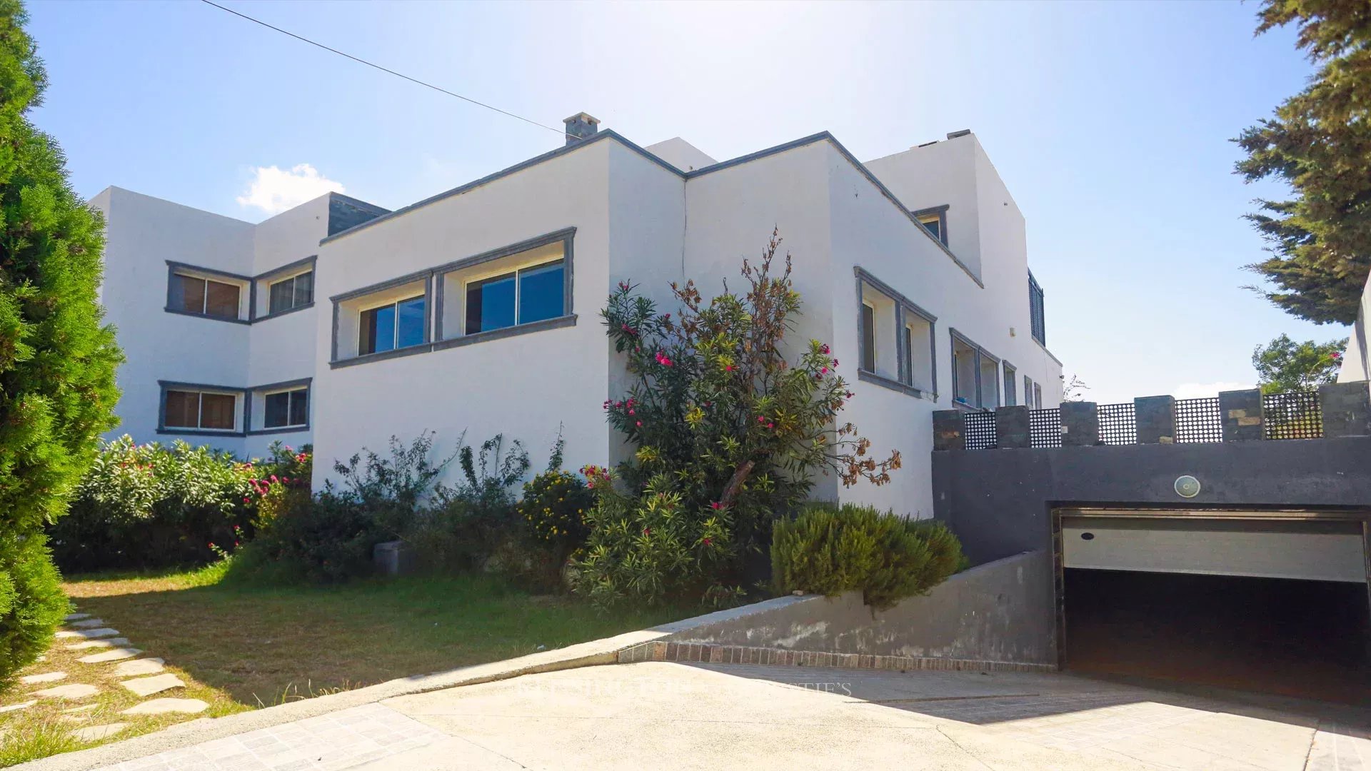 7 Bedroom Villa/Townhouse's Image 19