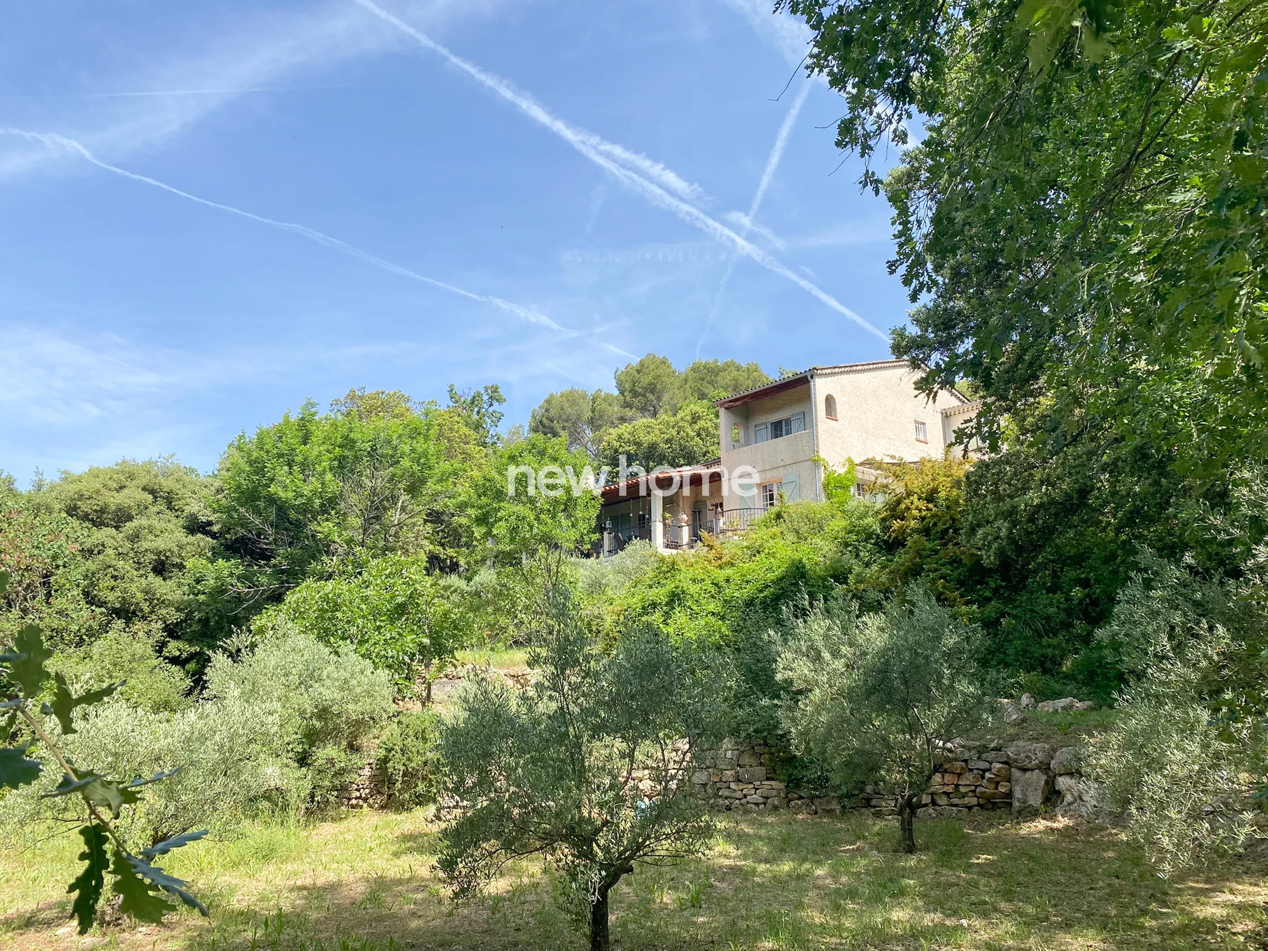 Maison spacieuse sur un terrain vaste et arboré