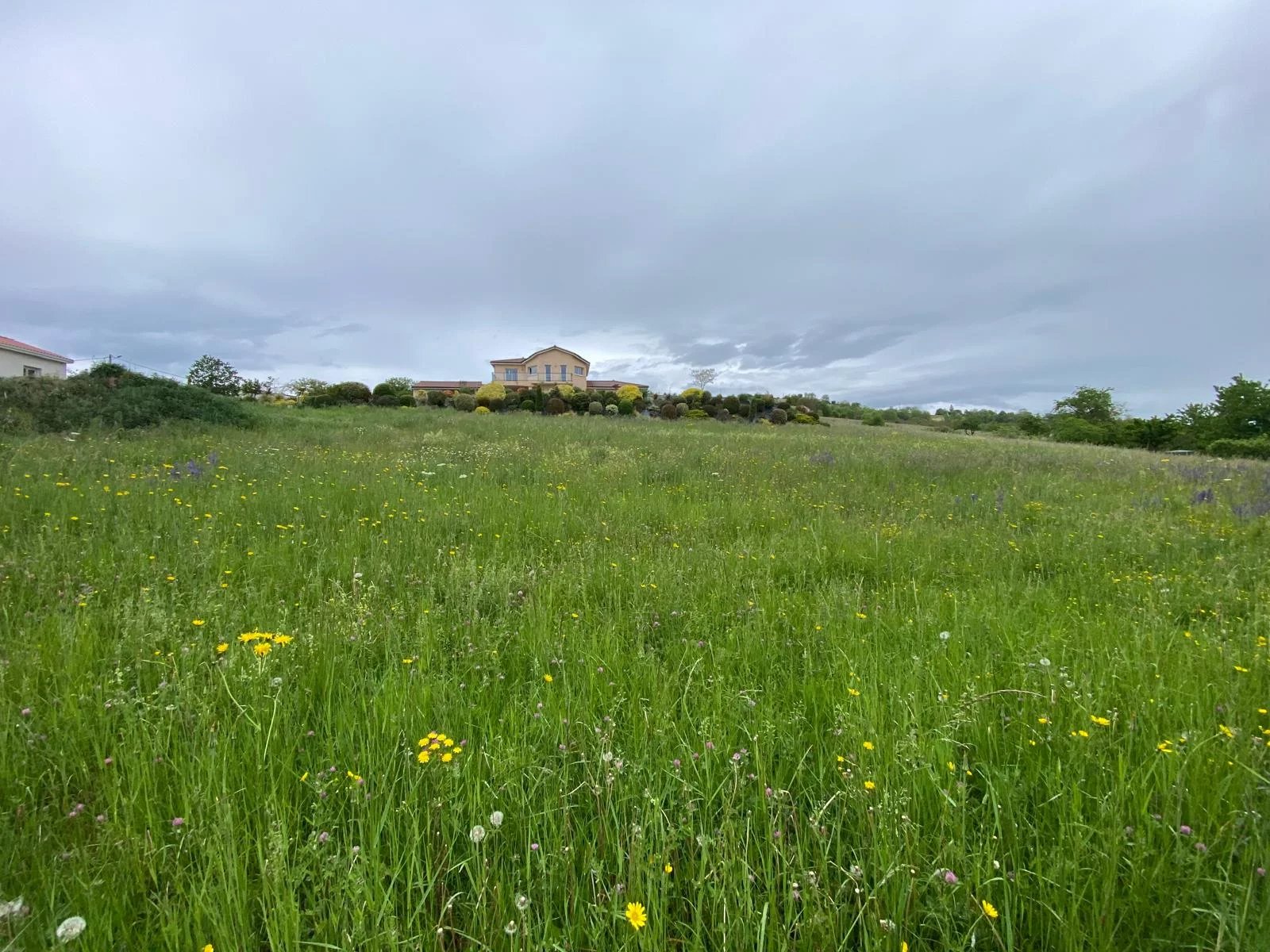 Terrain constructible de 1610 m² à Aulhat-Flat