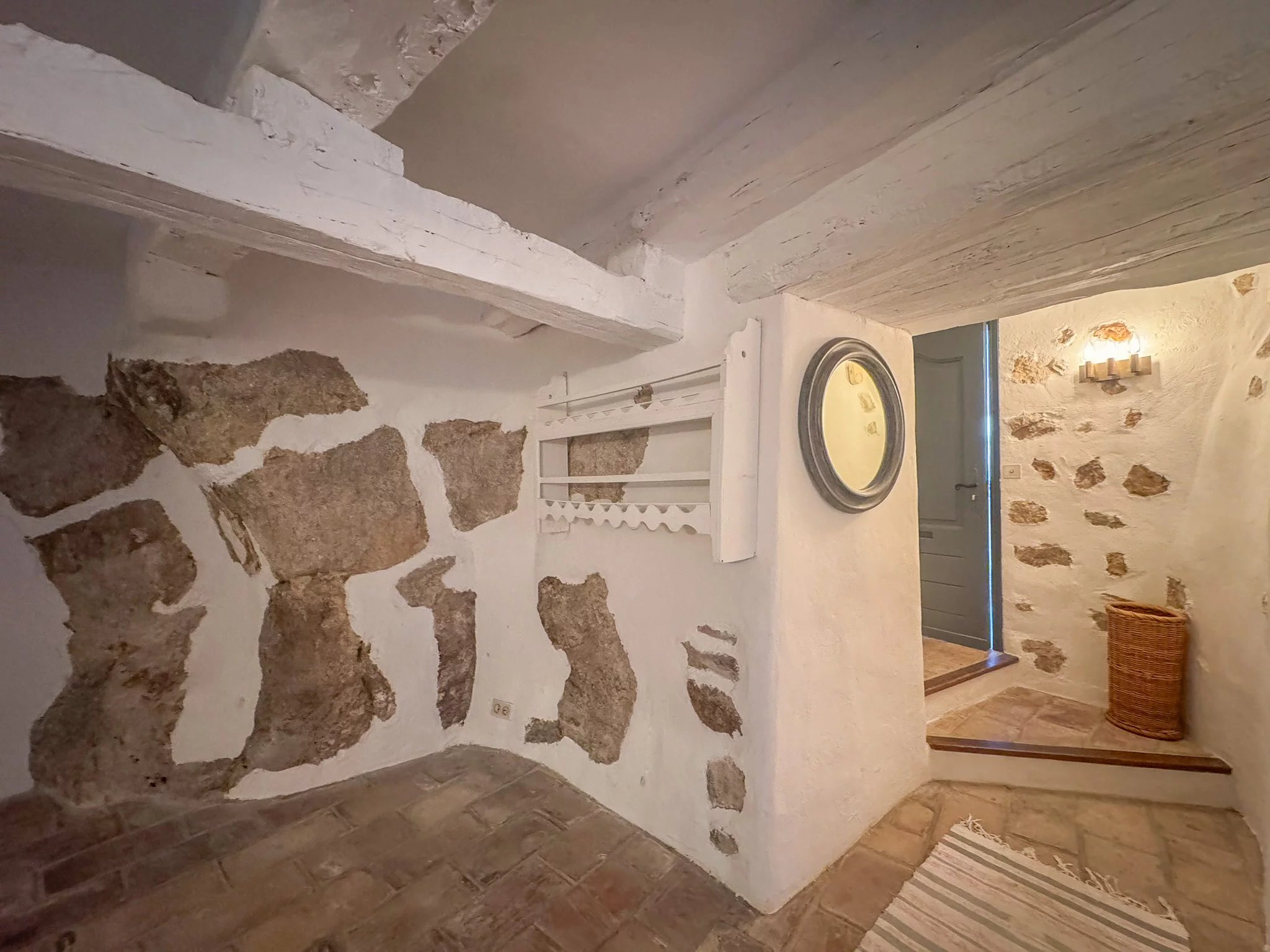 Charmante maison de village vue mer panoramique à Chateauneuf -Grasse. Un véritable rêve!