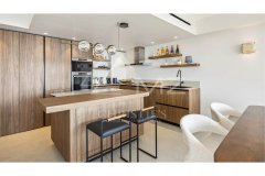 Contemporary corner apartment — photo 1 of 7