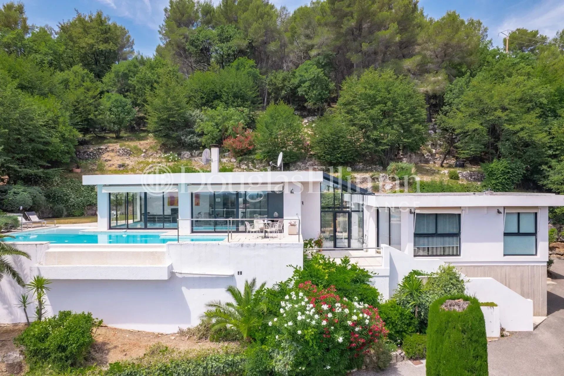 LE ROURET – Villa contemporaine avec vue mer, inspirée de l&rsquo;architecture Palm Springs - Image nᵒ2