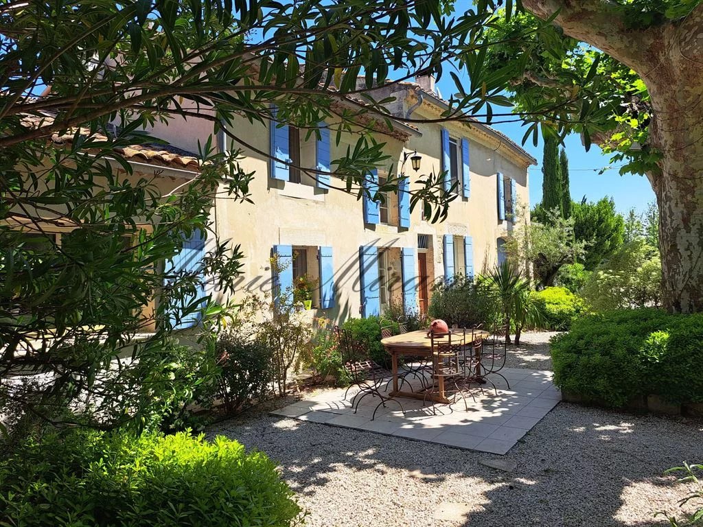 Entre Avignon et St-Rémy-de-Provence, mas de charme sur 5,5 hect