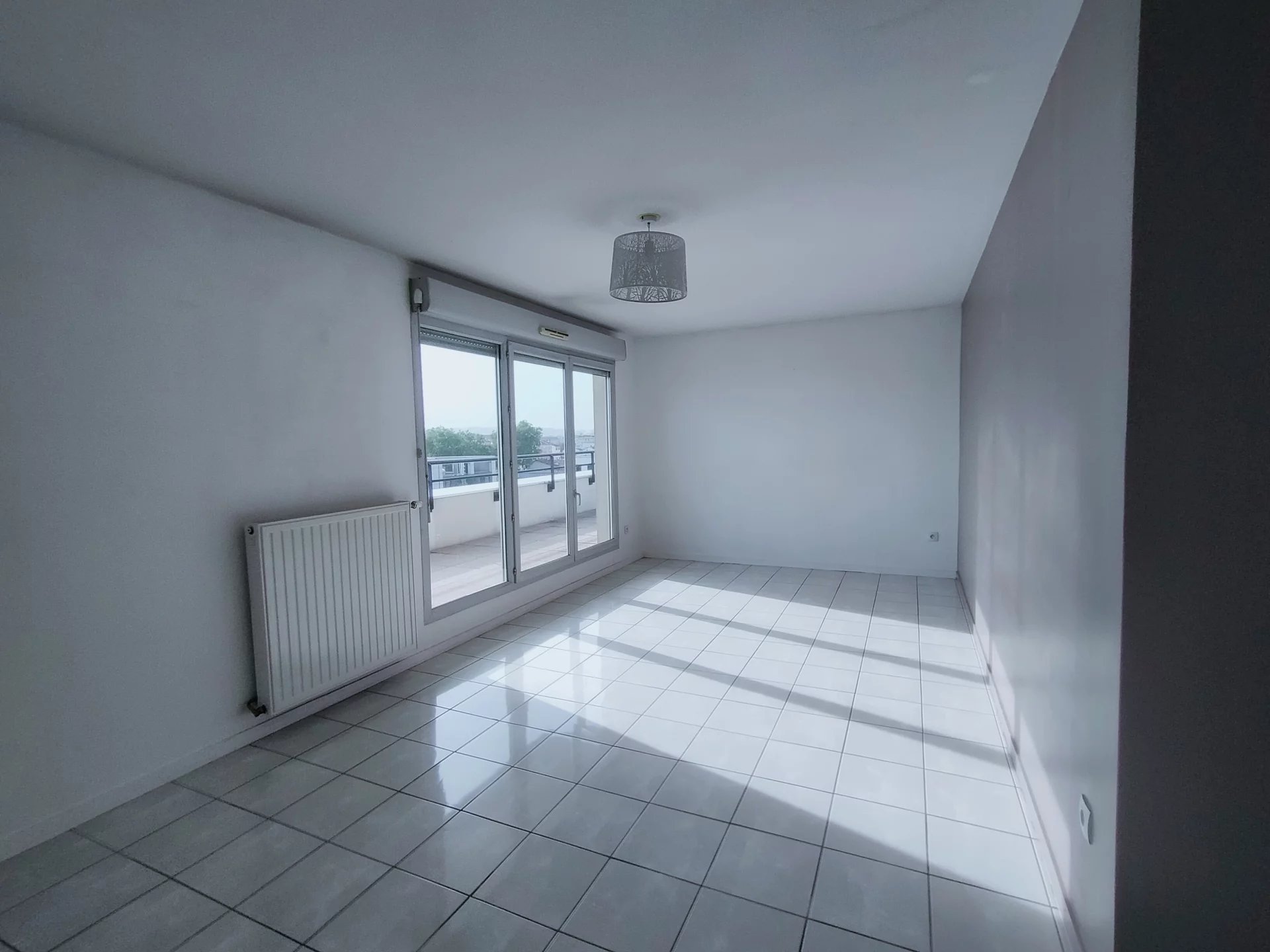 483223 Location Lyon 8ème