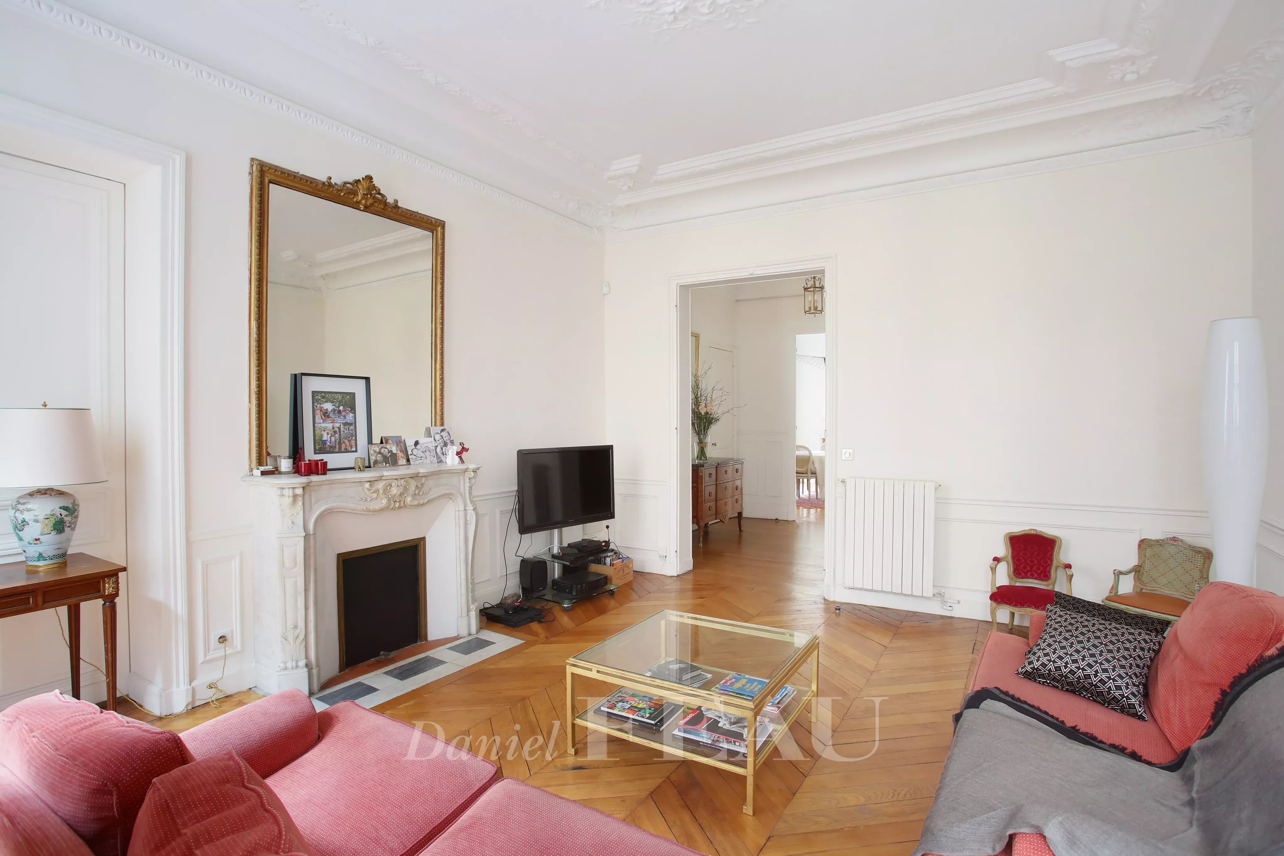 Séjour, parquet, moulures, cheminée