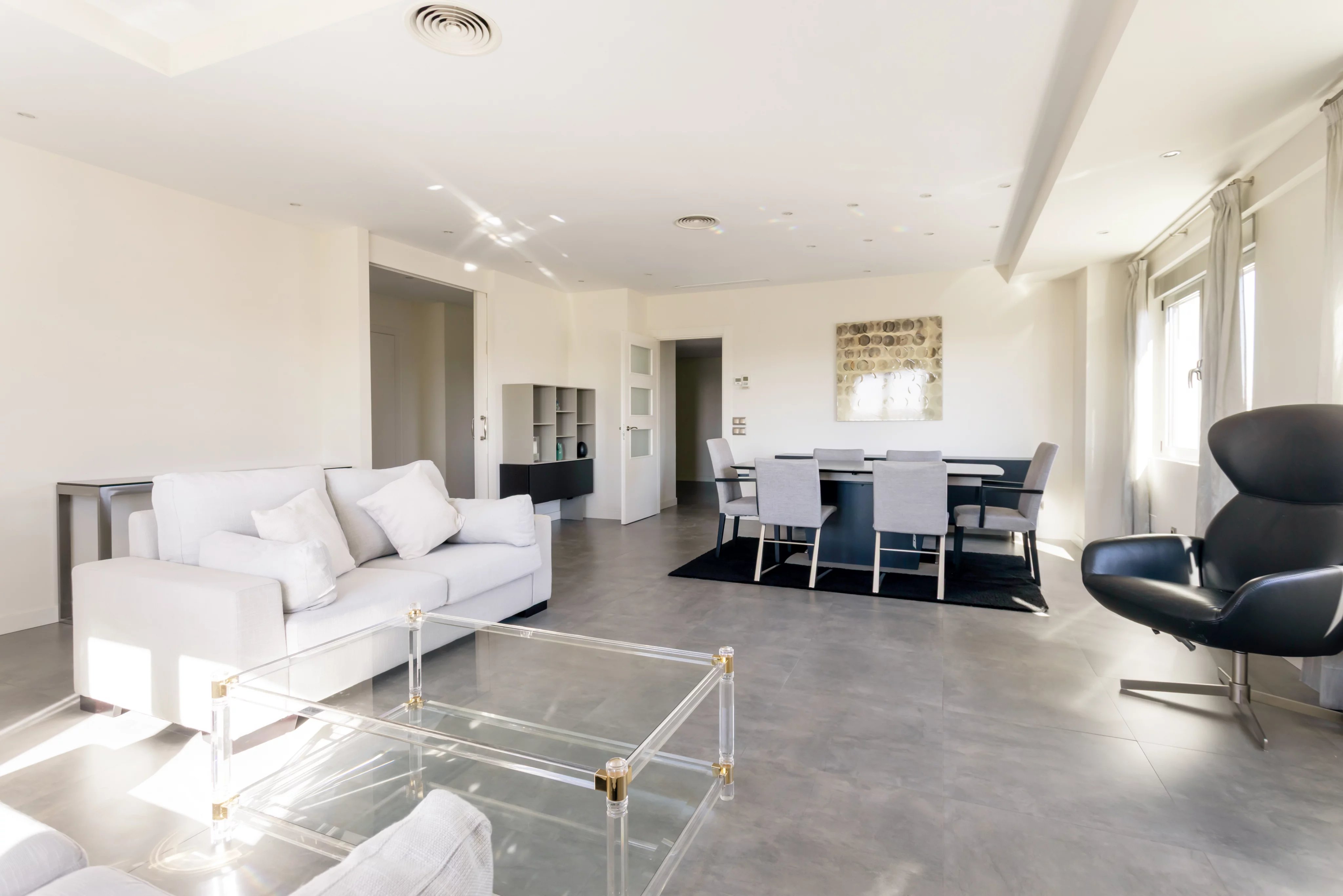 Bright penthouse flat for rent