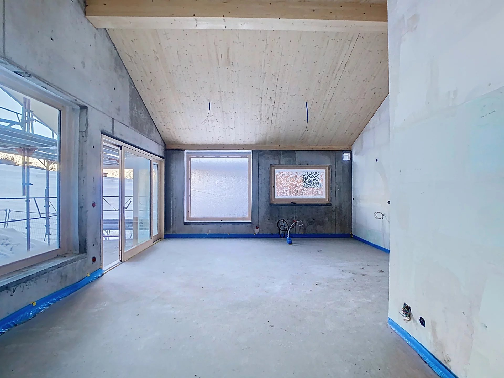 Charmant attique neuf avec immense terrasse !