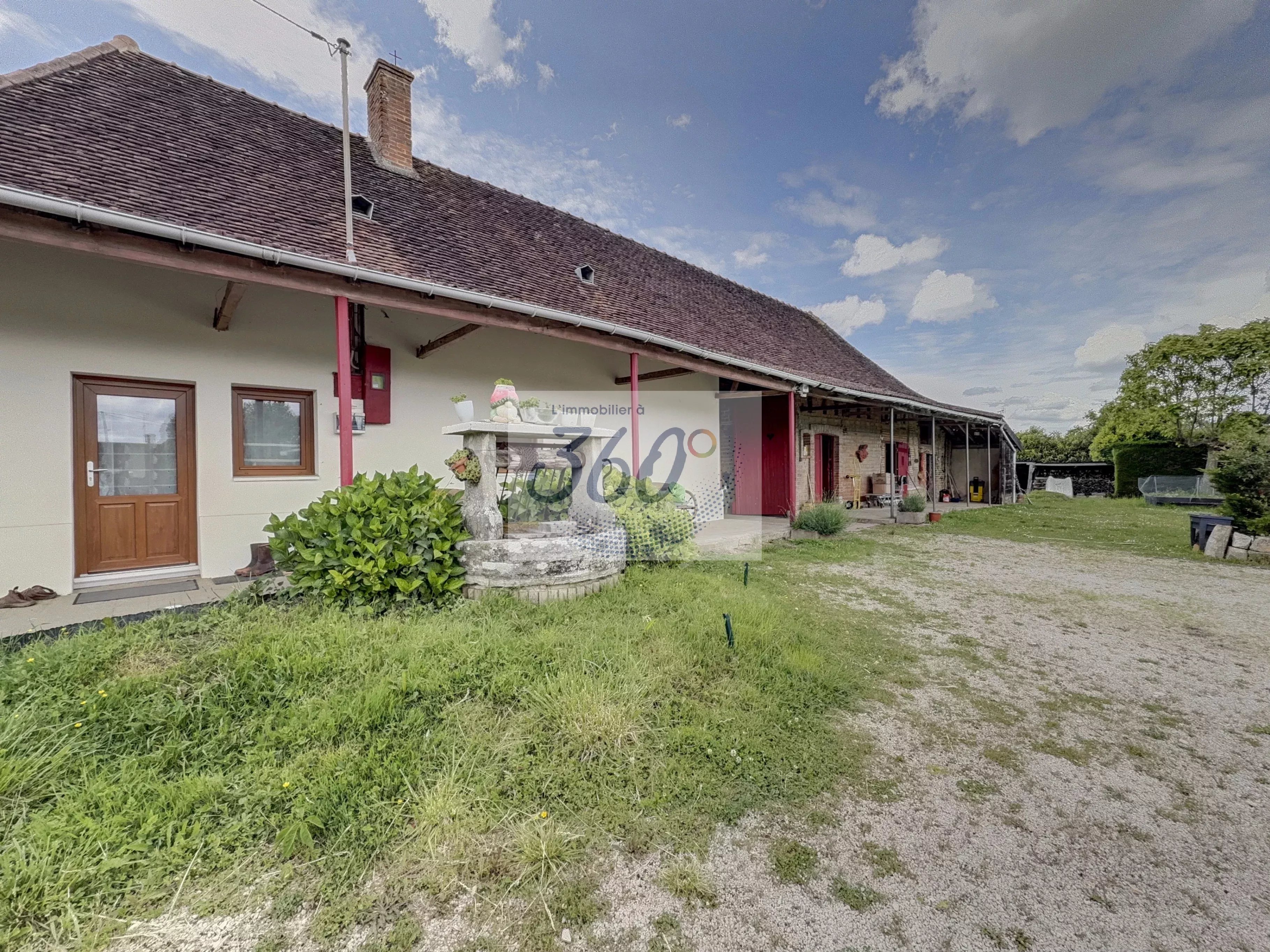 Ferme bressane pleine de charme avec terrain constructible et dépendances