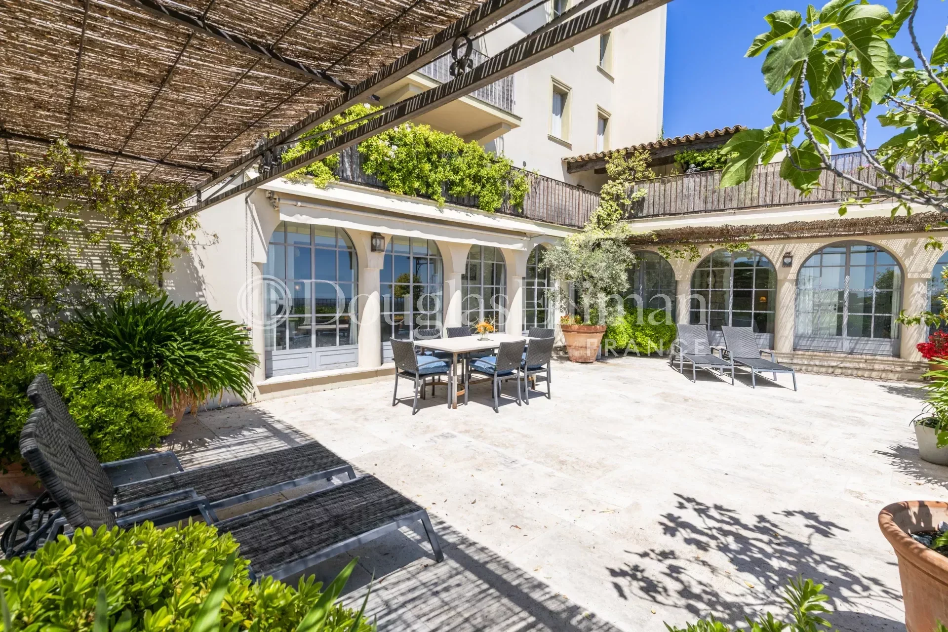 CHATEAUNEUF-DE-GRASSE – An Apartment with sea view and large terrace - Picture n°3