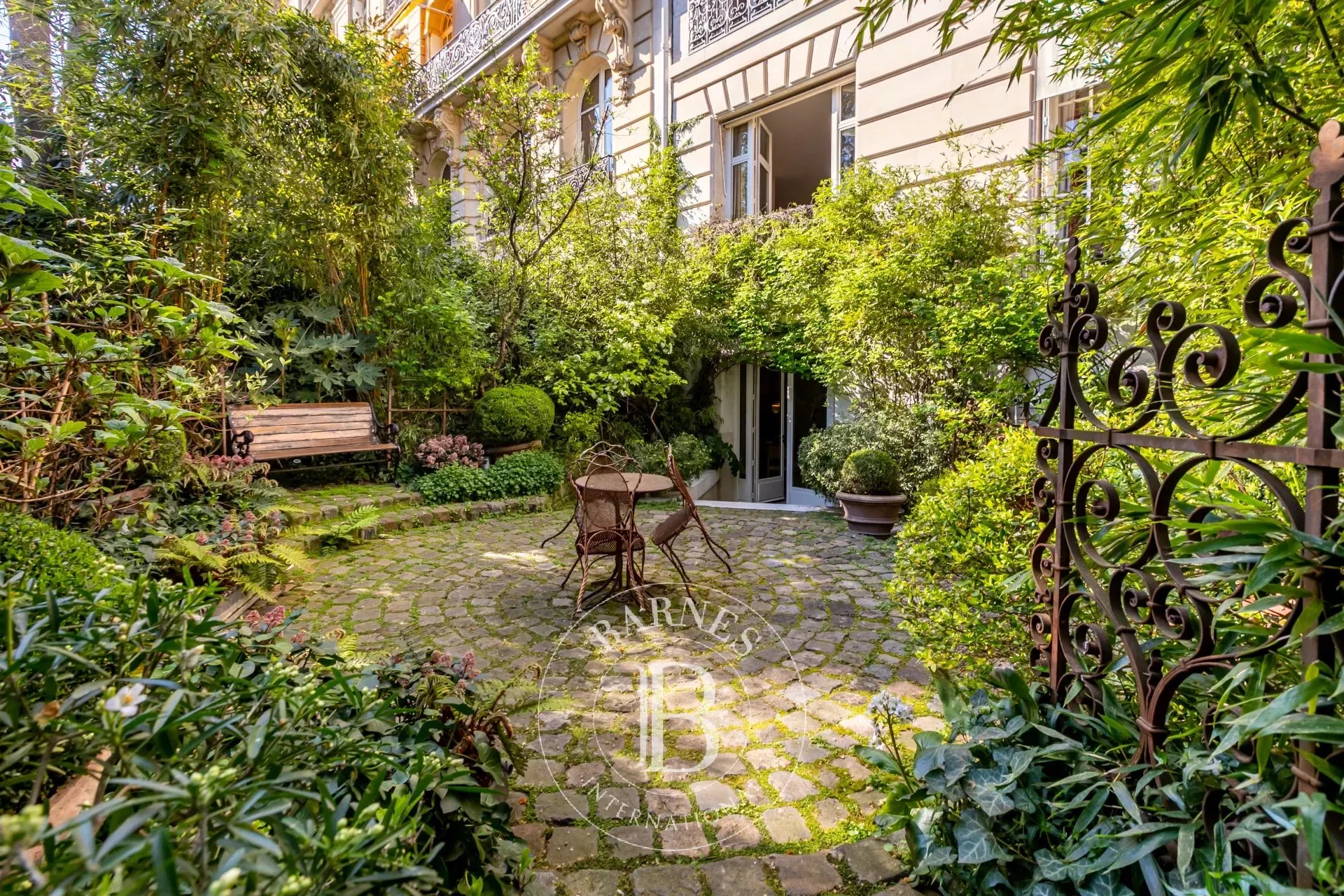 GARDEN-LEVEL DUPLEX - PARIS 16 - ÉTOILE/FOCH